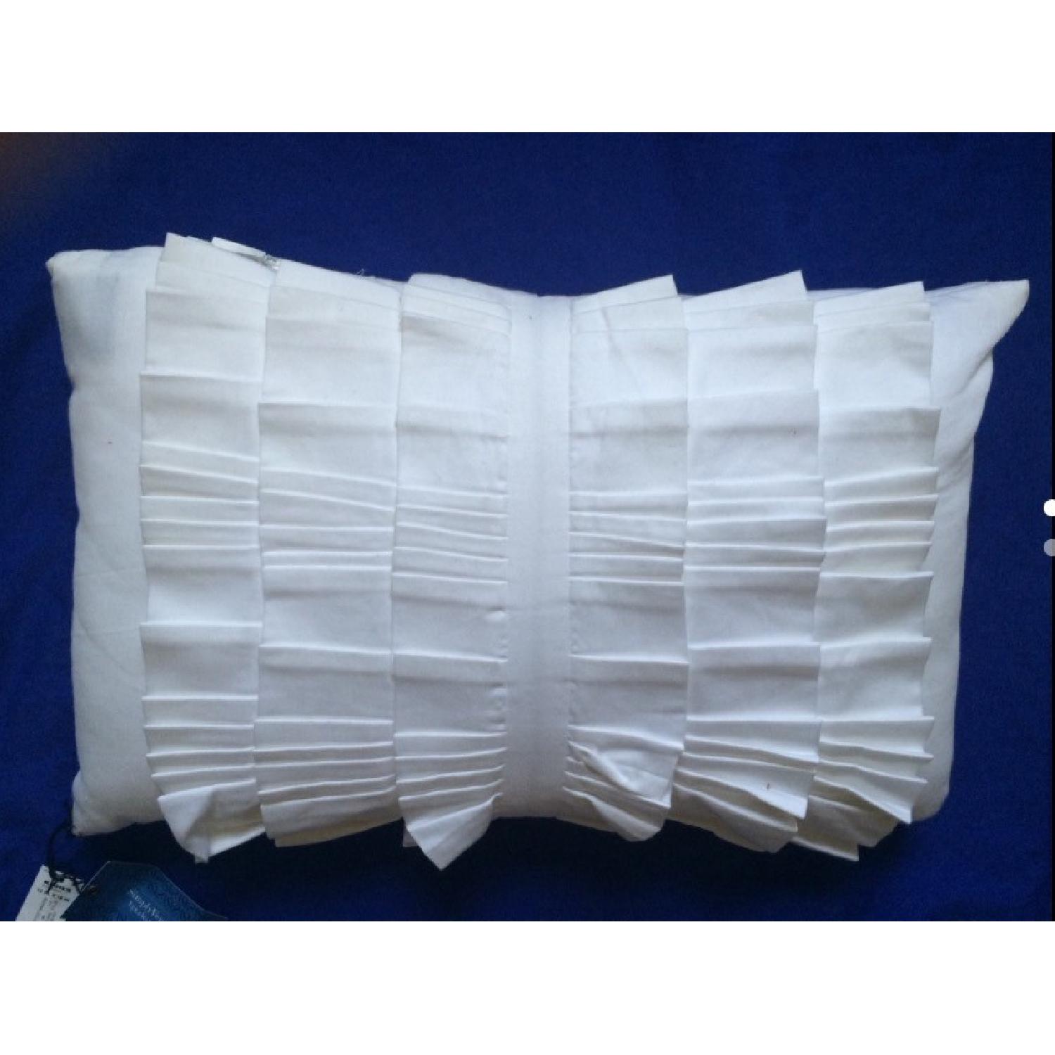 Vera Wang Decorative Pillows - image-1