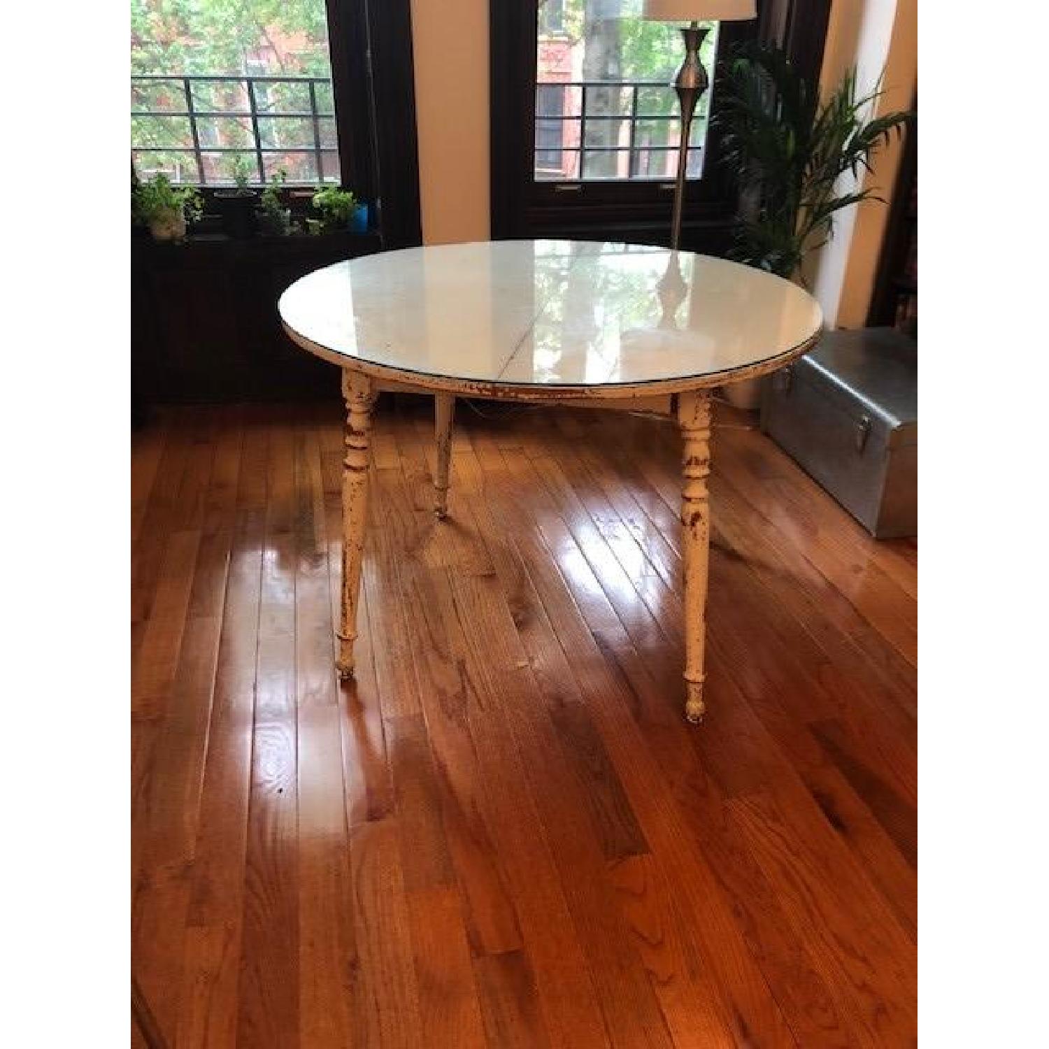 Shabby Chic Round Dining Table w/ 2 Chairs AptDeco