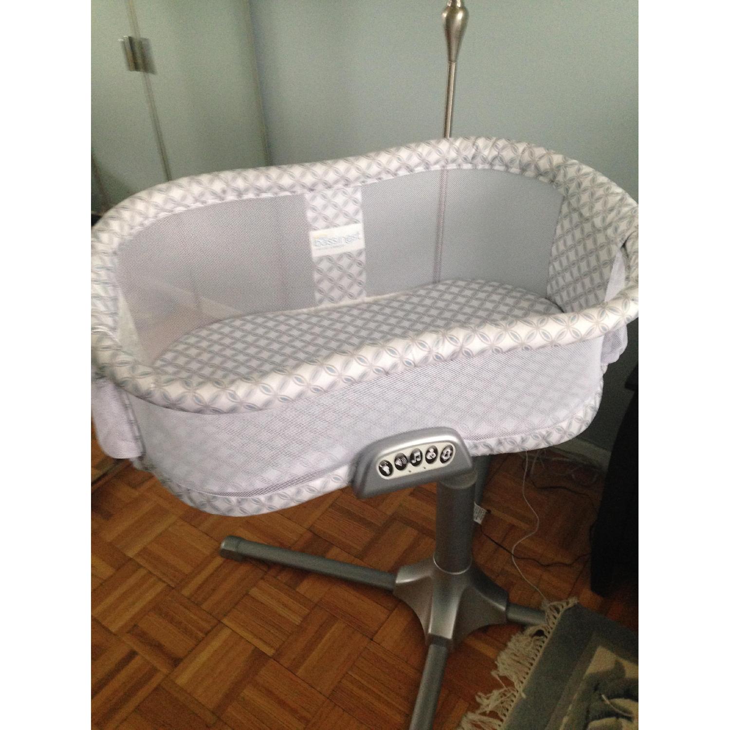 Halo Bassinest Premiere Series Swivel Sleeper AptDeco