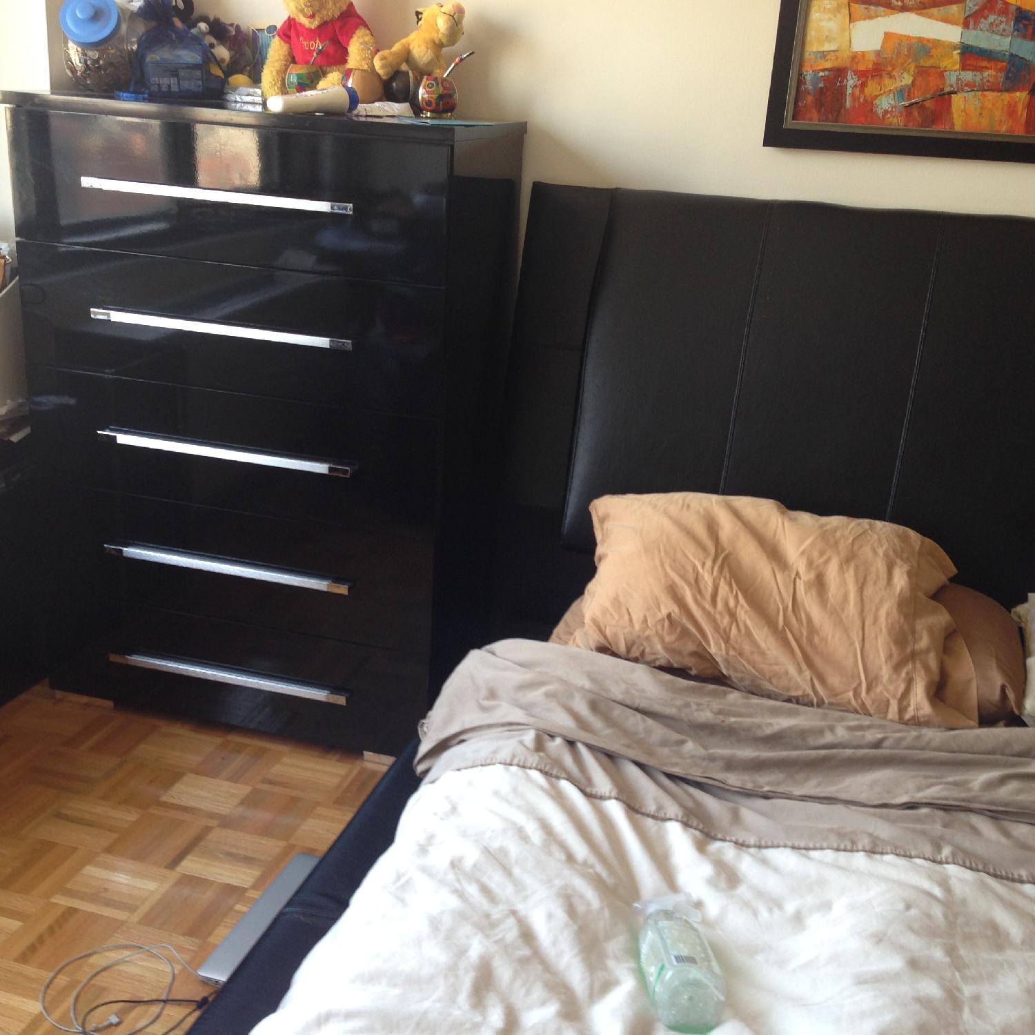 Bob's Furniture Dimora 8 Piece Queen Bedroom Set - AptDeco