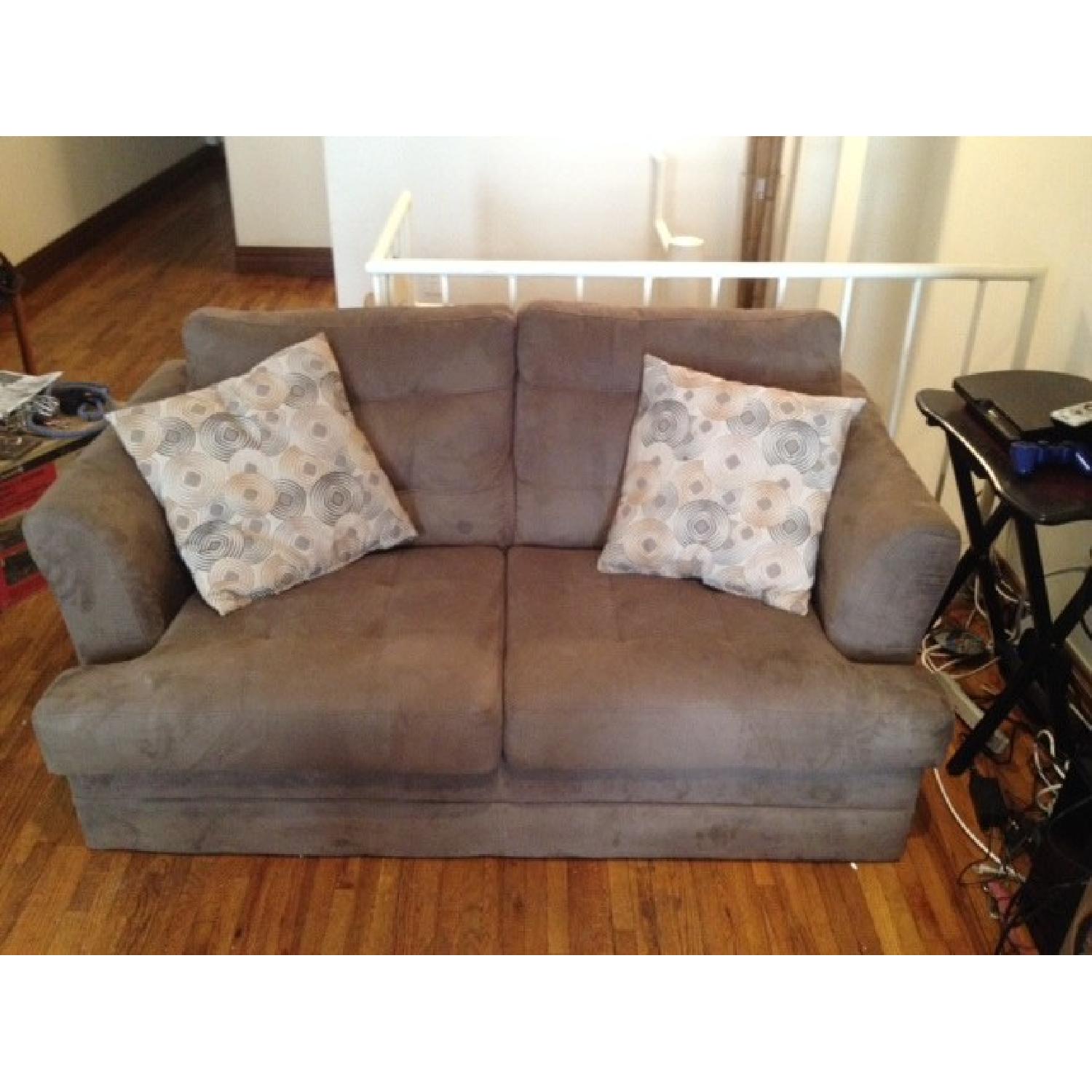 Simmons Velocity Love Seat w/ Gigi Pillows - image-4