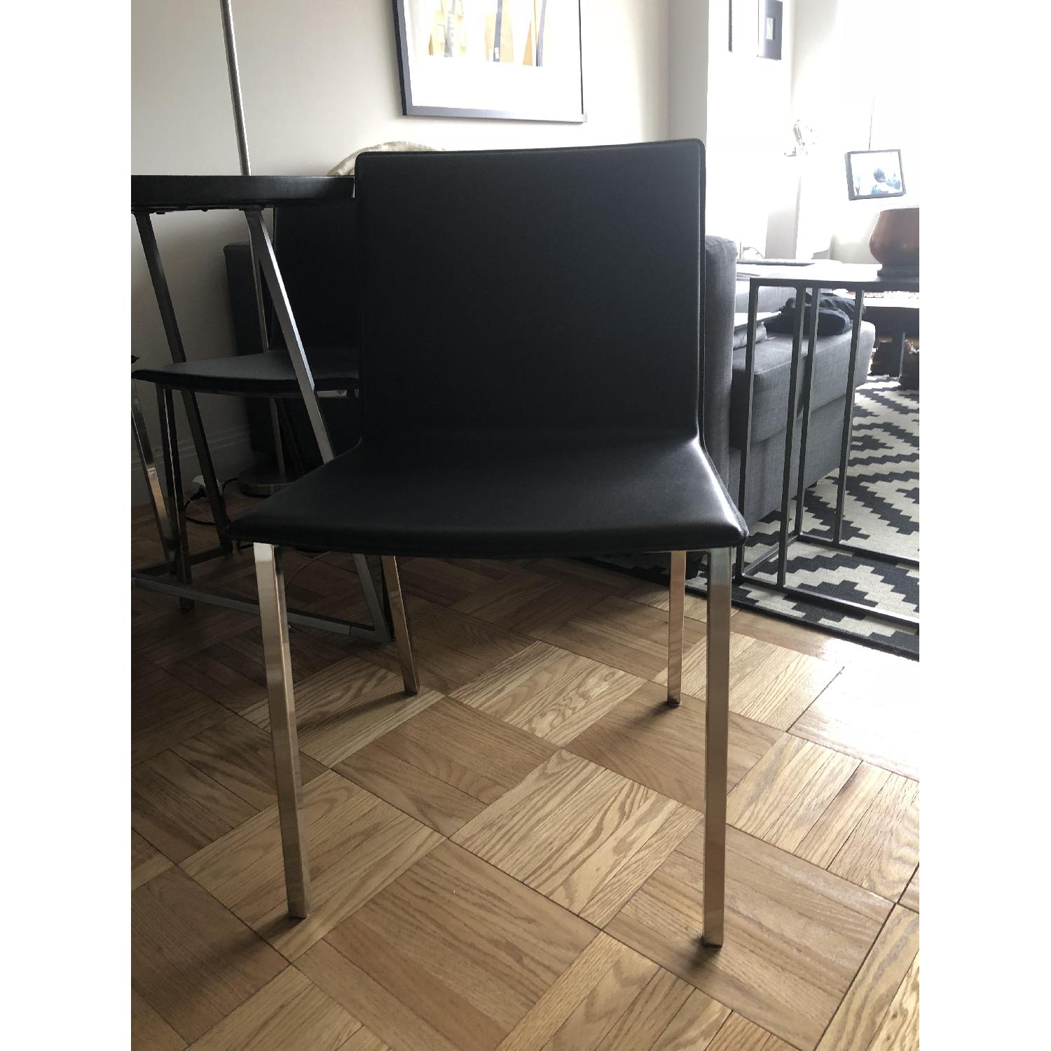 CB2 Peak Round Dining Table w/ 4 Phoenix Carbon Chairs - AptDeco