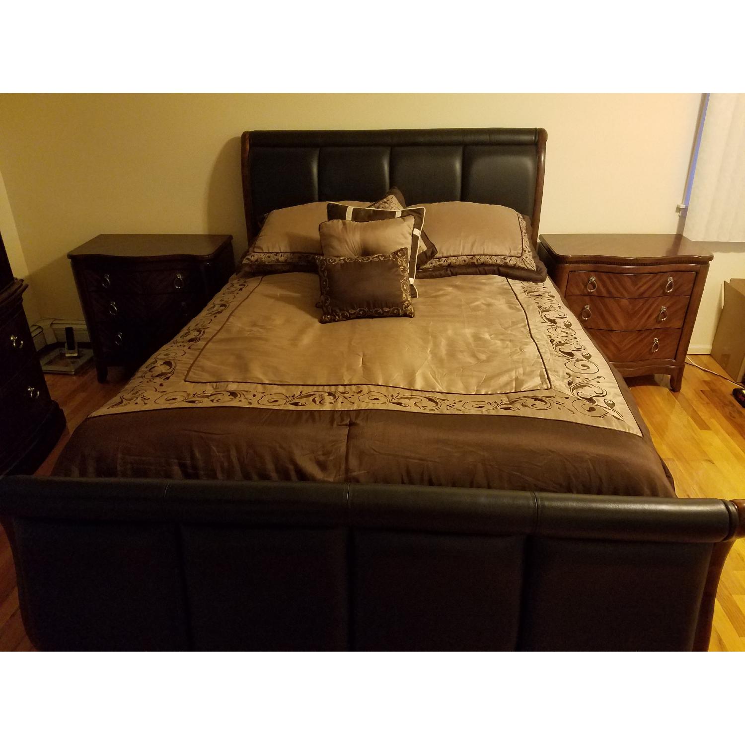 Collezione Europa Queen Sleigh Bed + 2 Nightstands - image-1