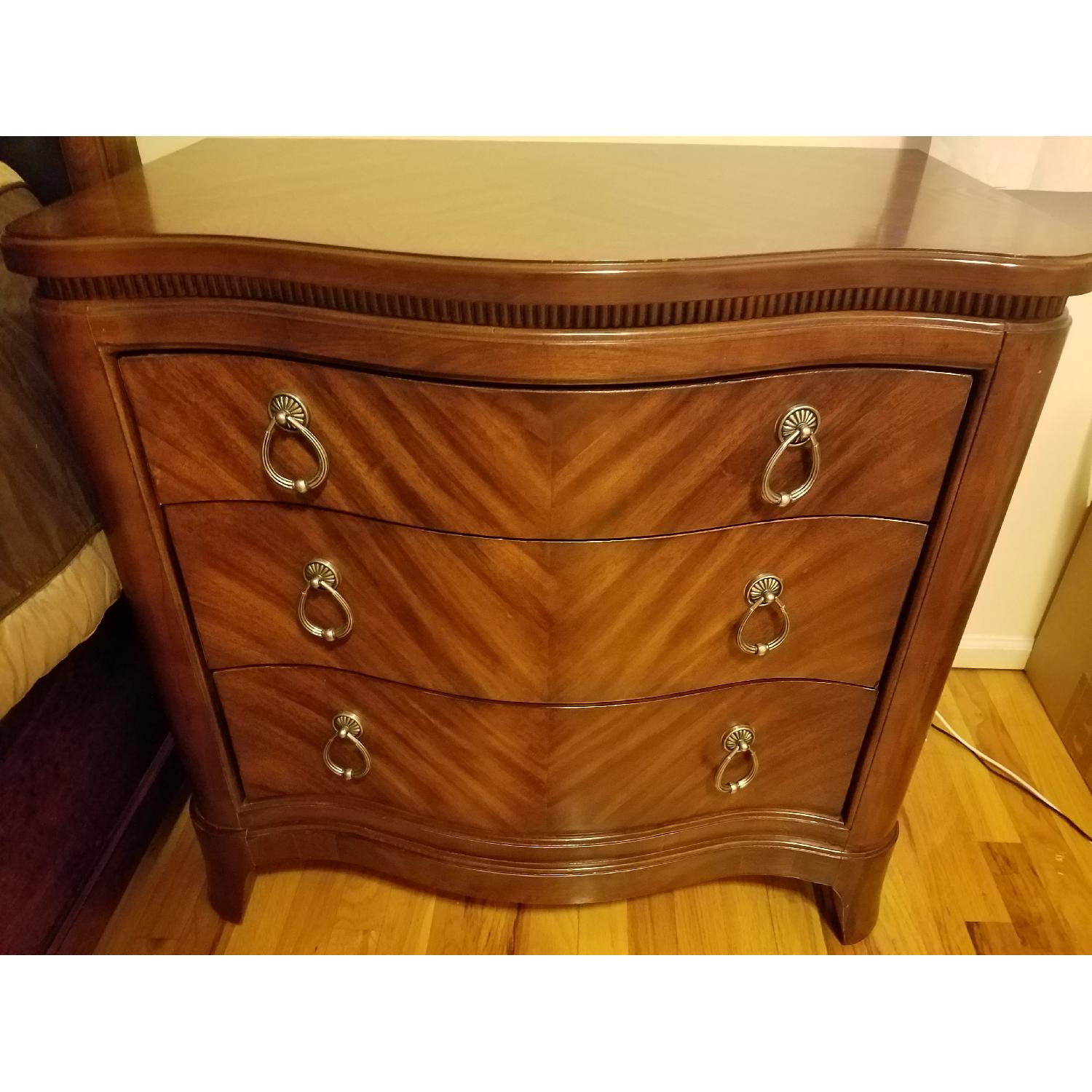 Collezione Europa Queen Sleigh Bed + 2 Nightstands - image-6