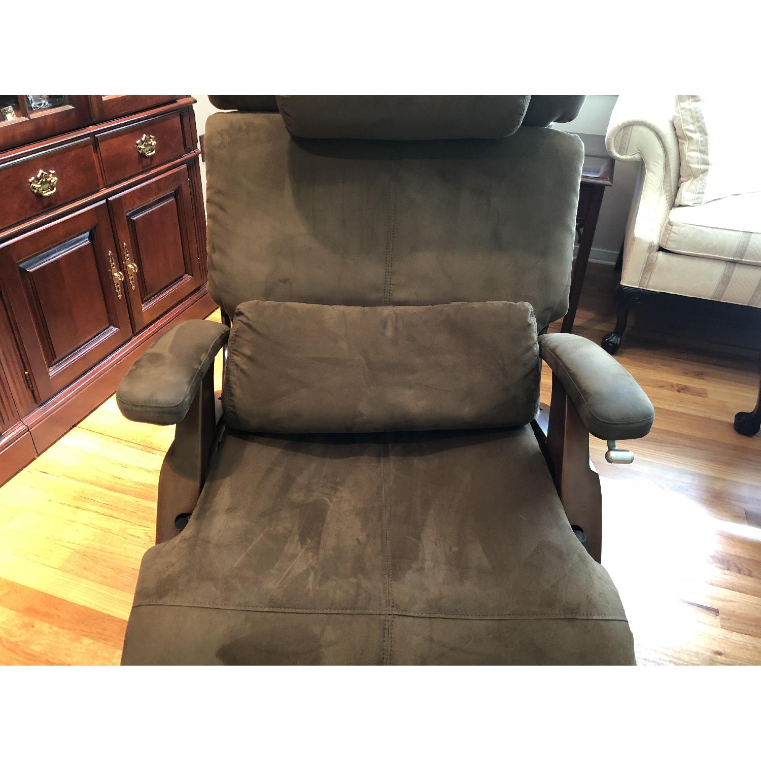 Human Touch Zero Gravity Perfect Chair/Recliner - image-8