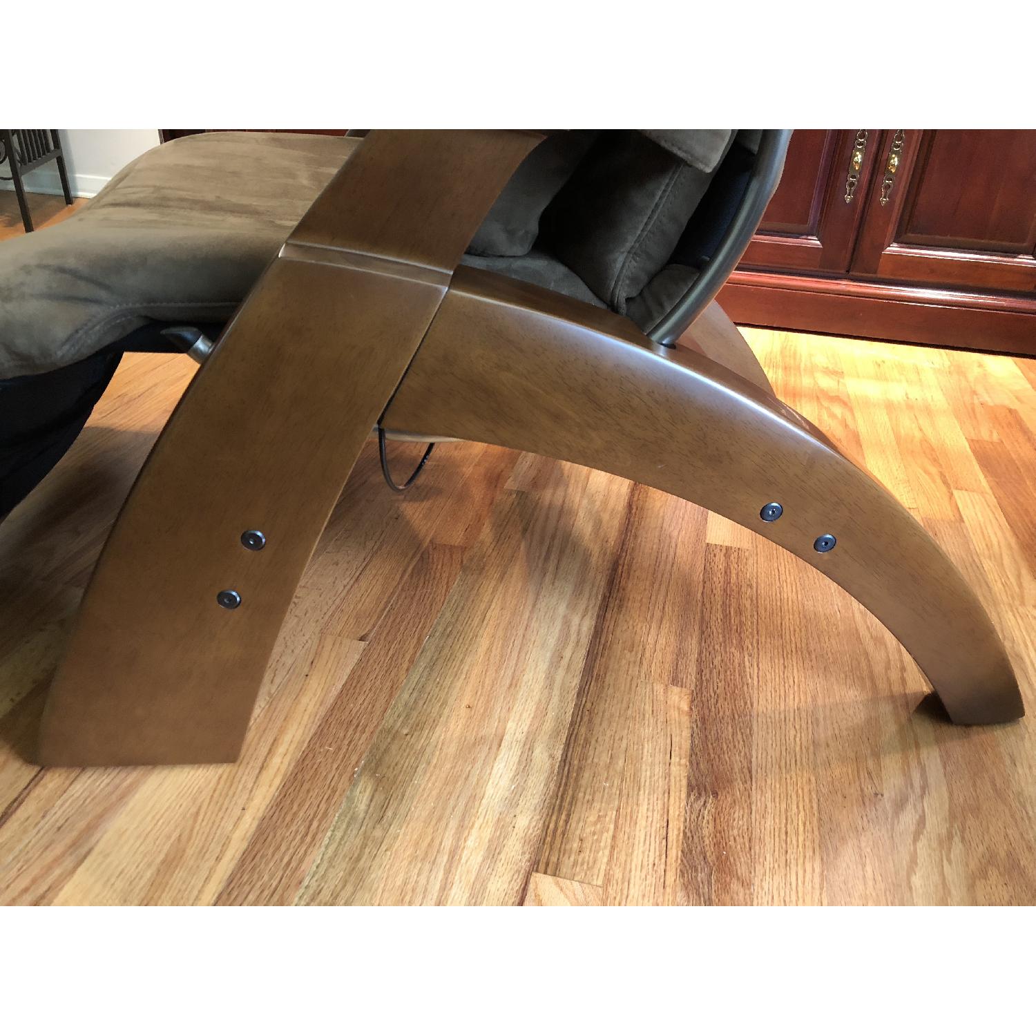 Human Touch Zero Gravity Perfect Chair/Recliner - image-12