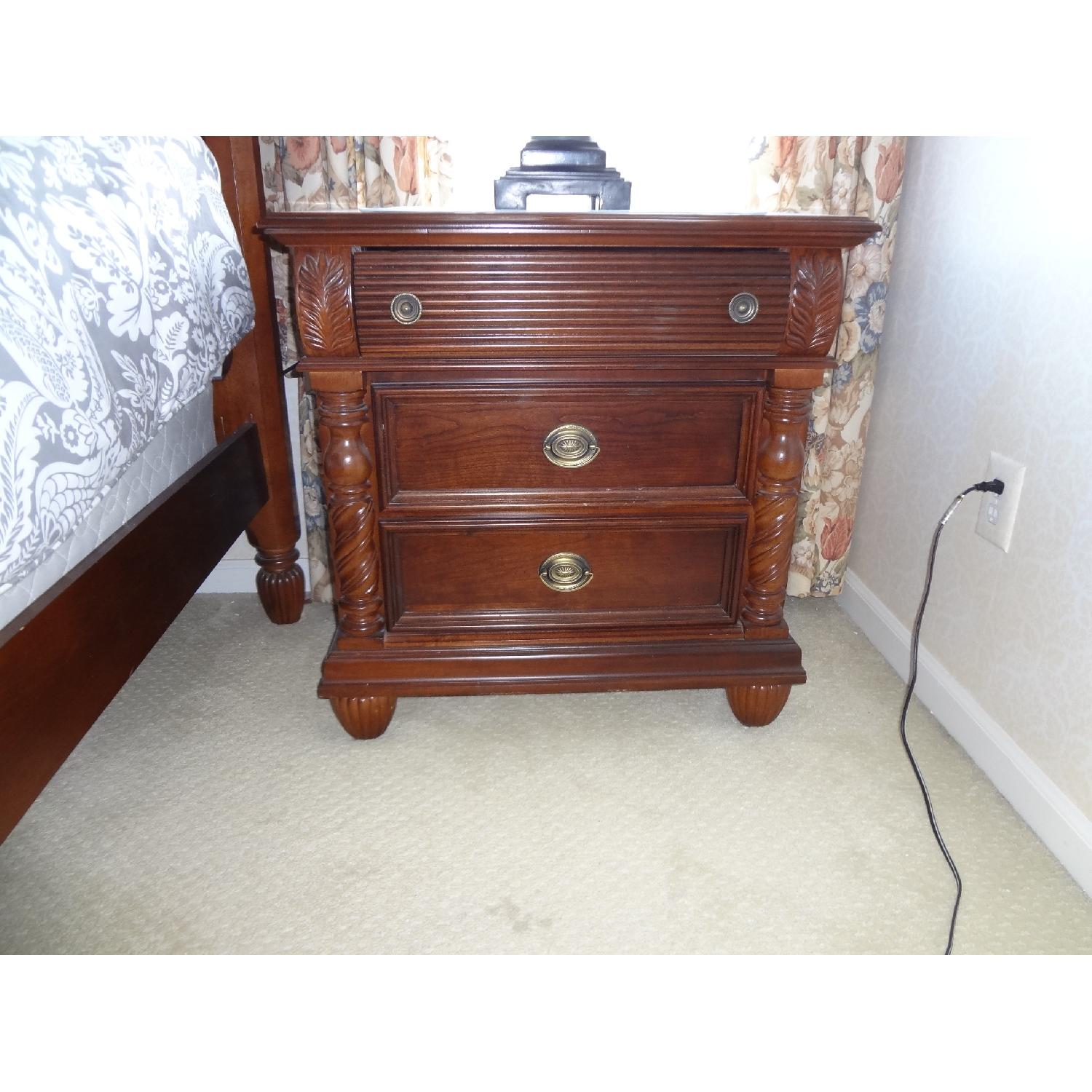 Raymour & Flanigan Bedside Table AptDeco