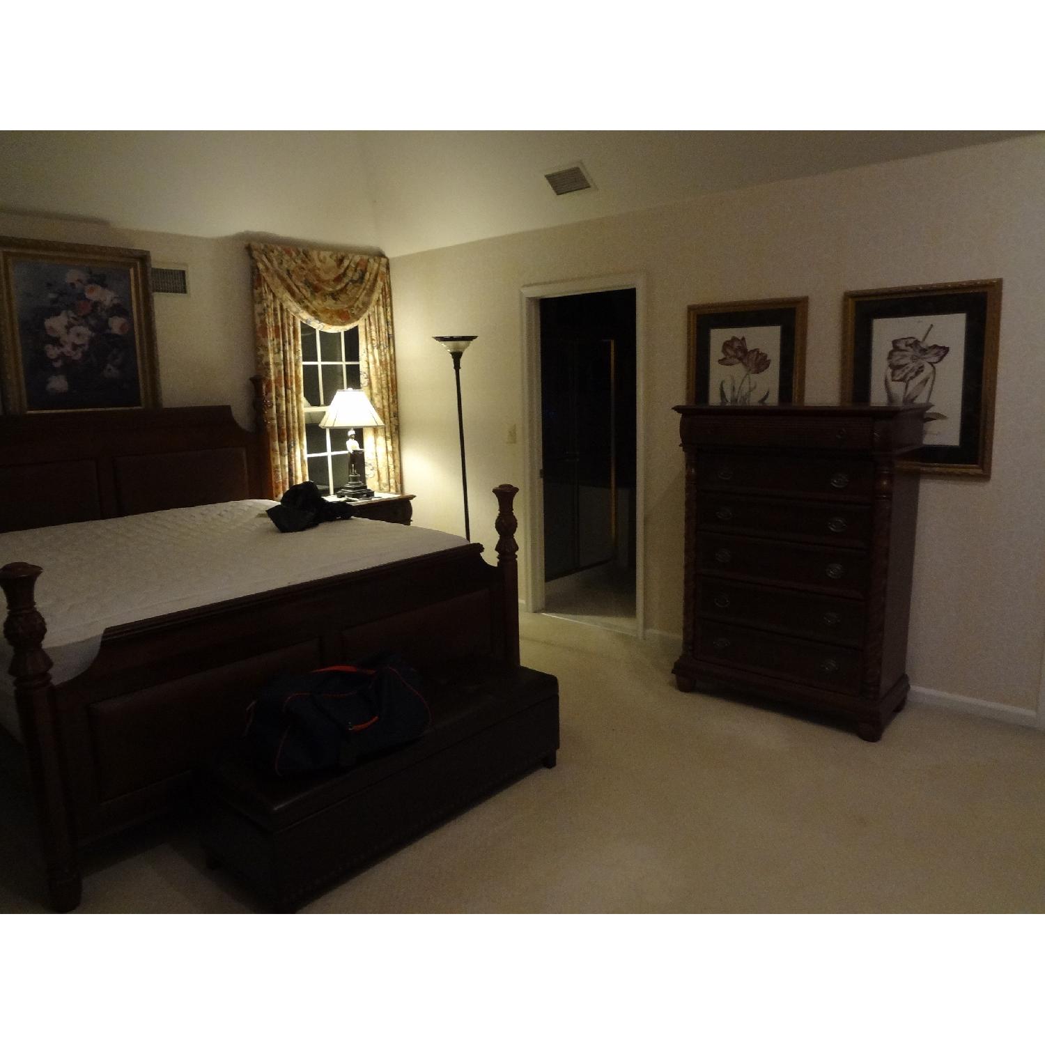 Raymour & Flanigan Bedside Table AptDeco