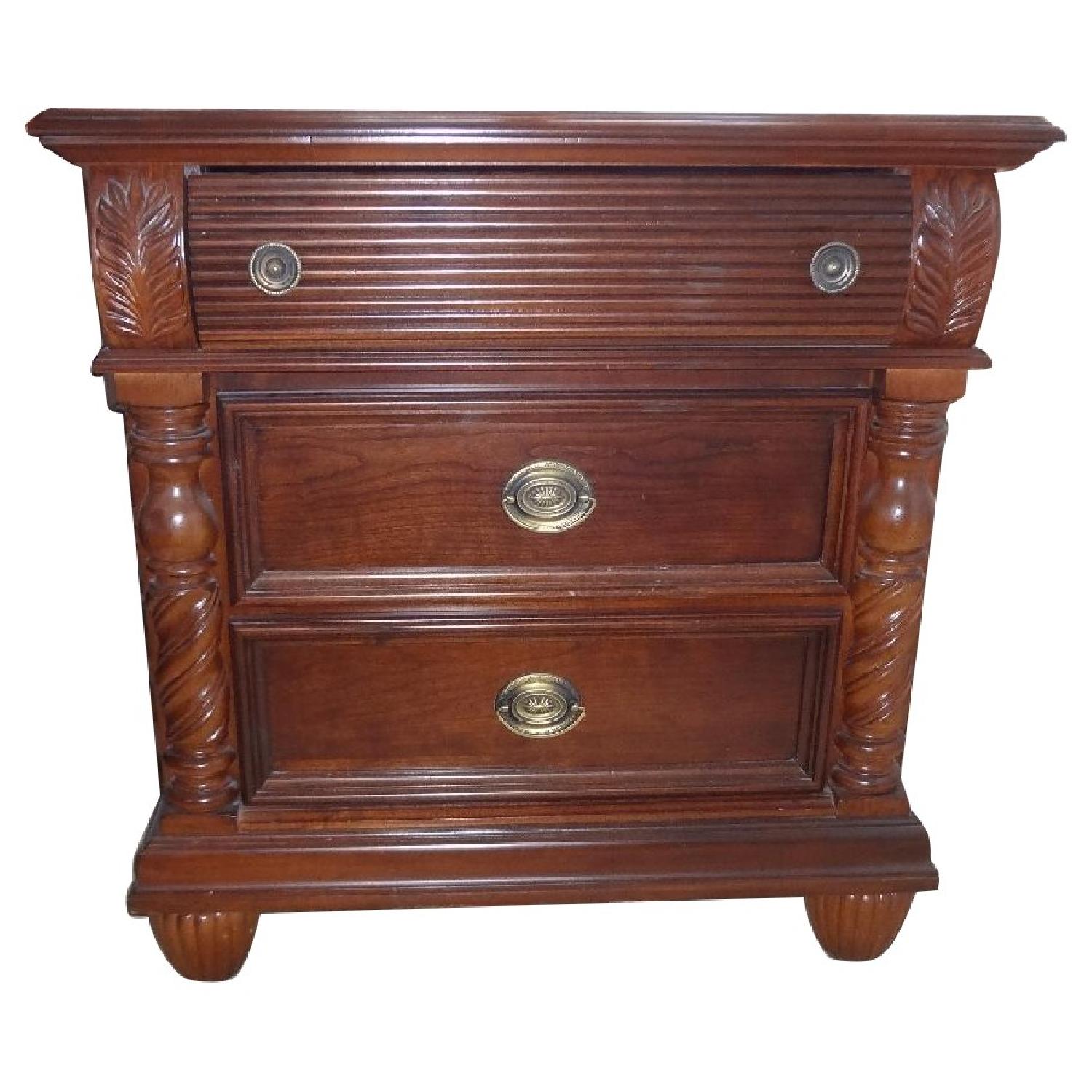 Raymour & Flanigan Bedside Table AptDeco