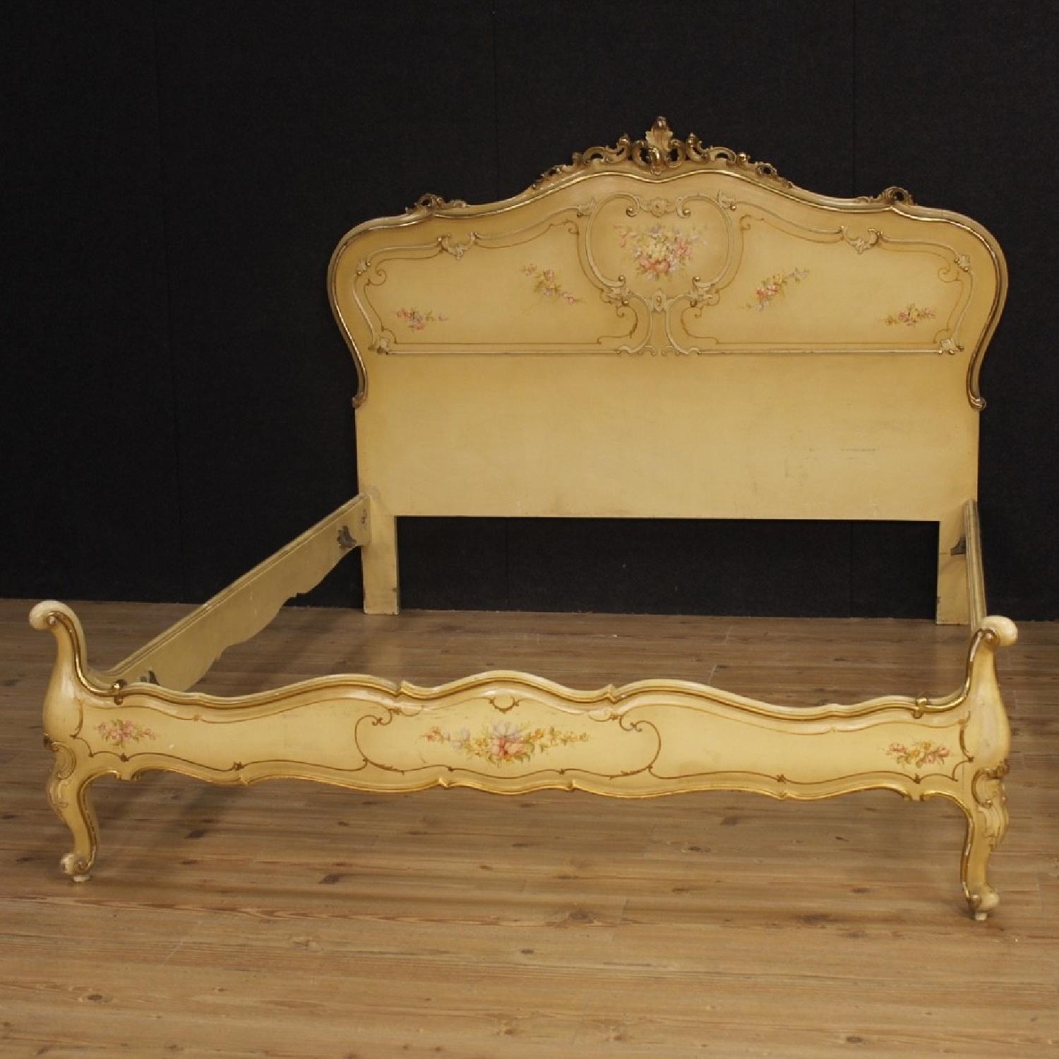 Venetian Double Bed in Lacquered & Painted Wood - image-6