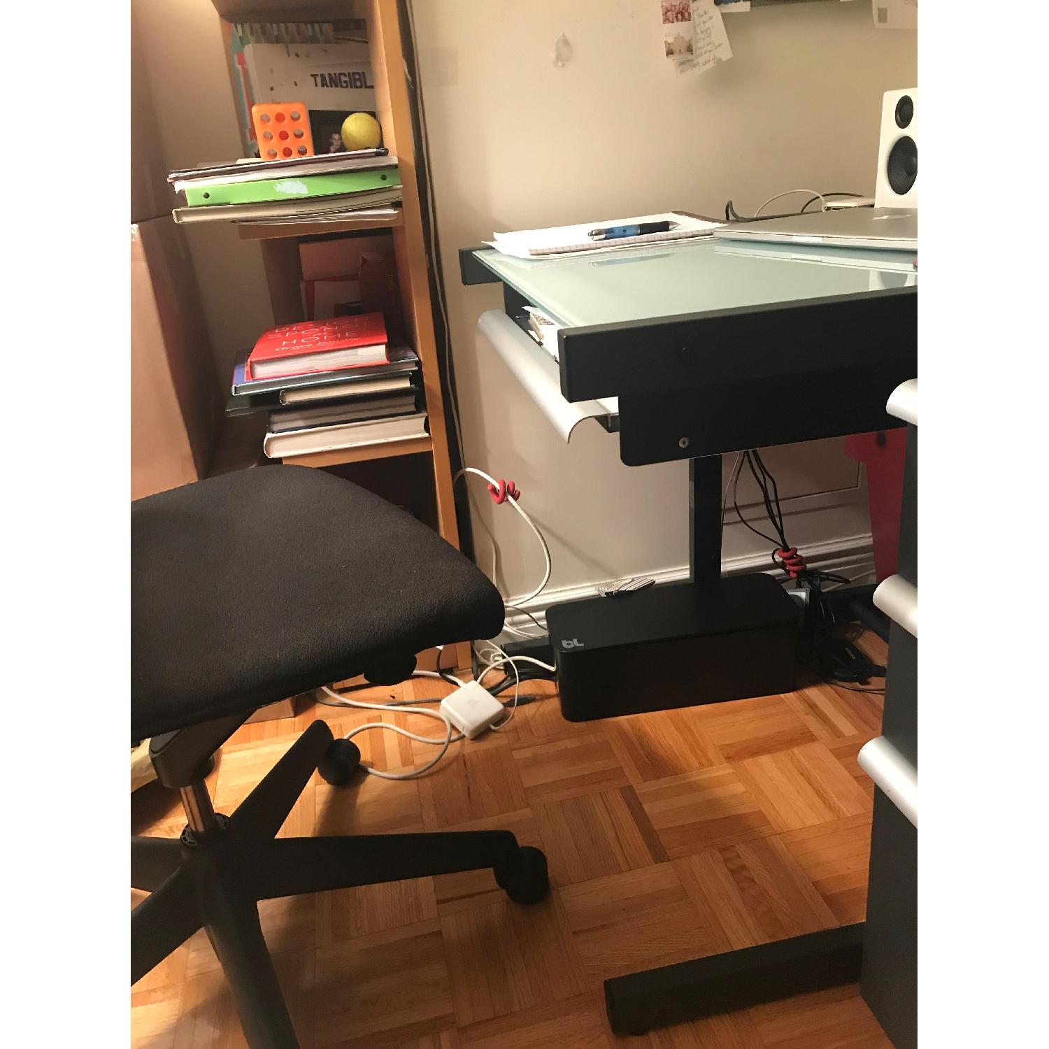 Crate & Barrel ガラス デスク Crate & Barrel Glass Desk - AptDeco