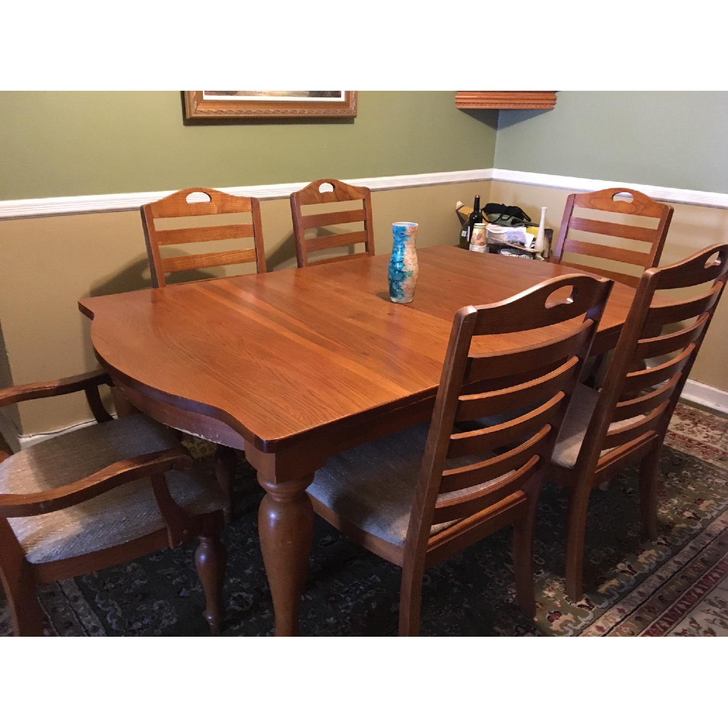 Broyhill Expandable Dining Table w/ 6 Chairs - image-0