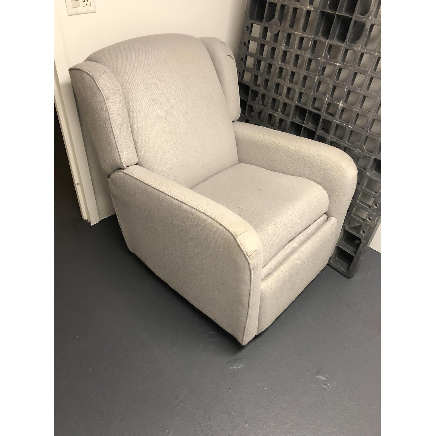 Little Castle Windsor Recliner - image-2