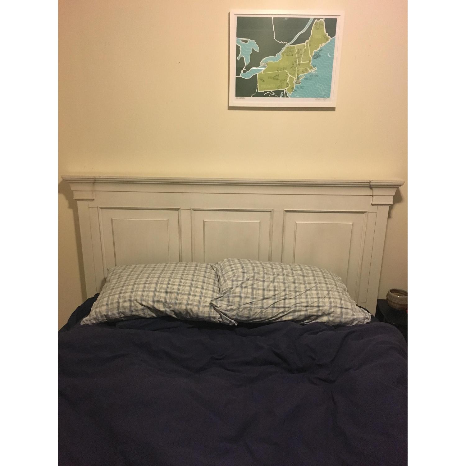 Universal Furniture Queen Sized Summer Hill Storage Bed Frame - image-2