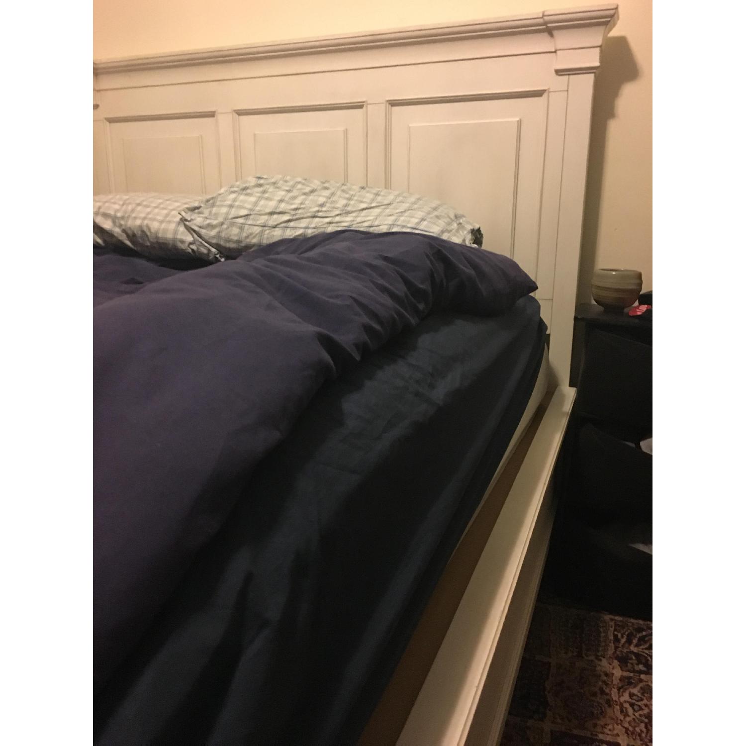 Universal Furniture Queen Sized Summer Hill Storage Bed Frame - image-4