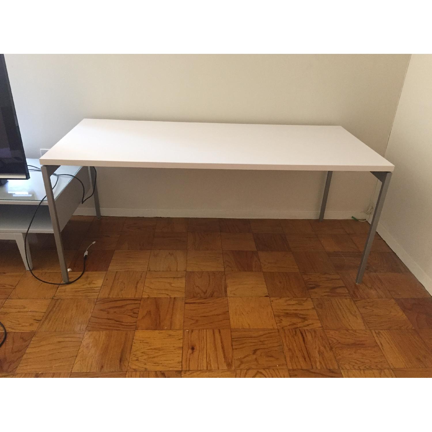 Knoll Antenna Table in White w/ Grey Legs AptDeco