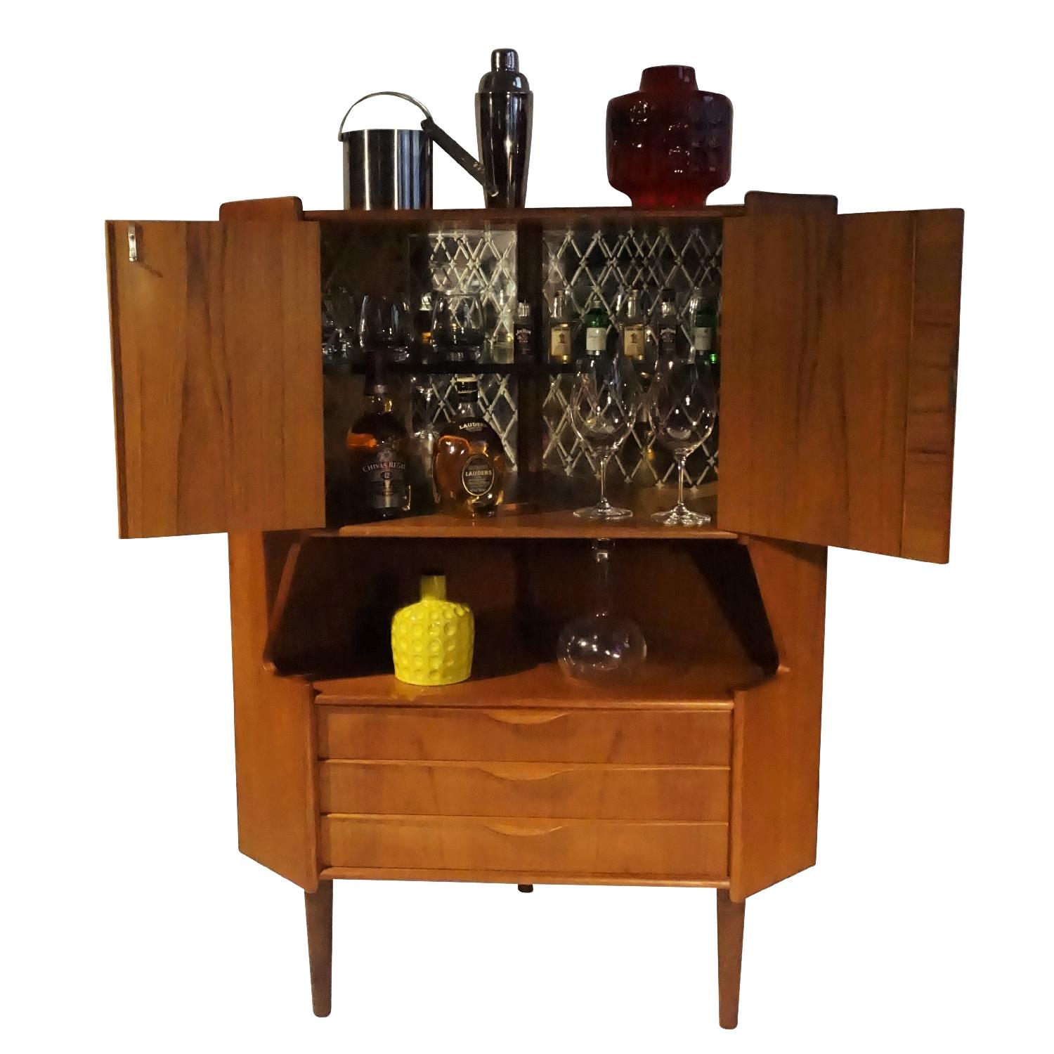 Omann Jun Teak Corner Bar/Cabinet - image-1
