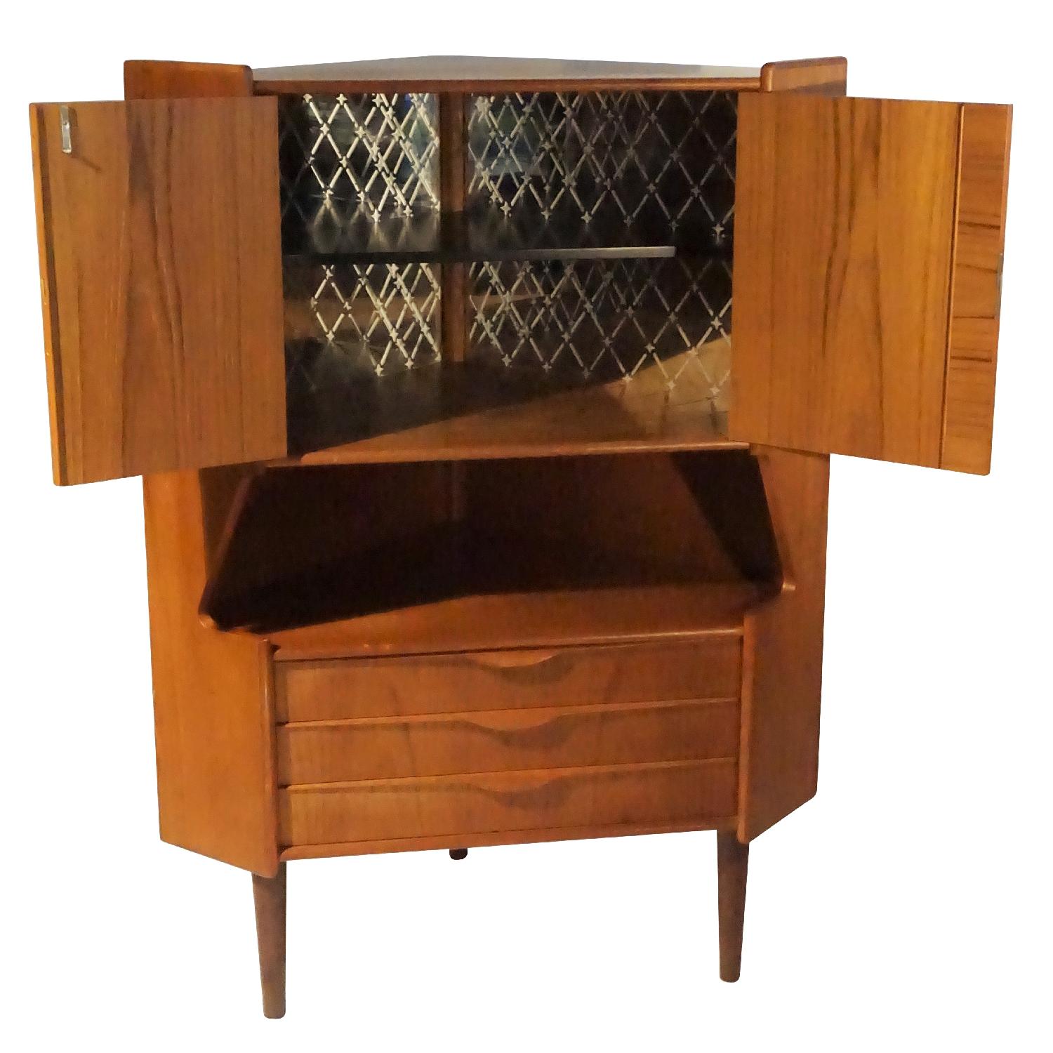 Omann Jun Teak Corner Bar/Cabinet - image-2