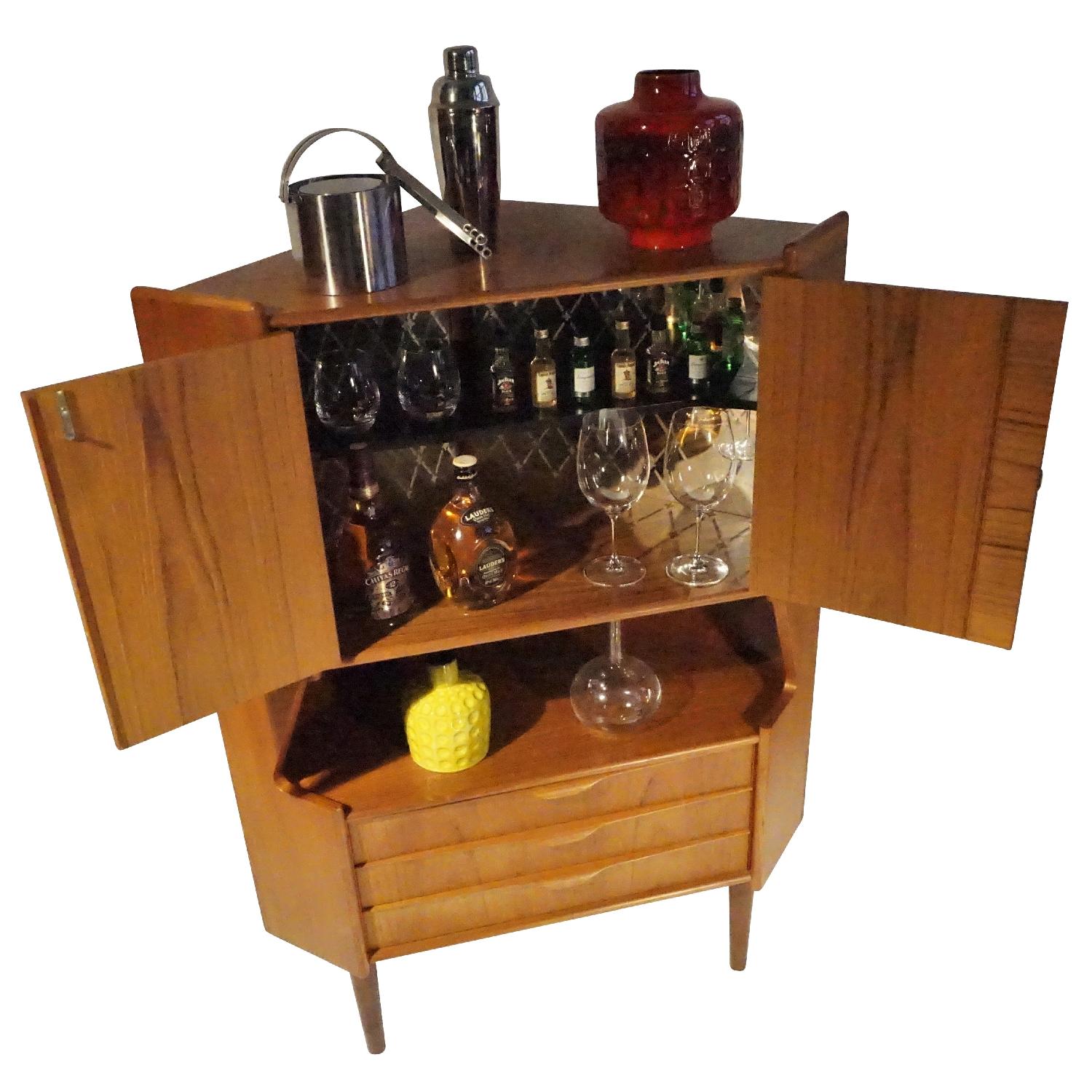 Omann Jun Teak Corner Bar/Cabinet - image-5