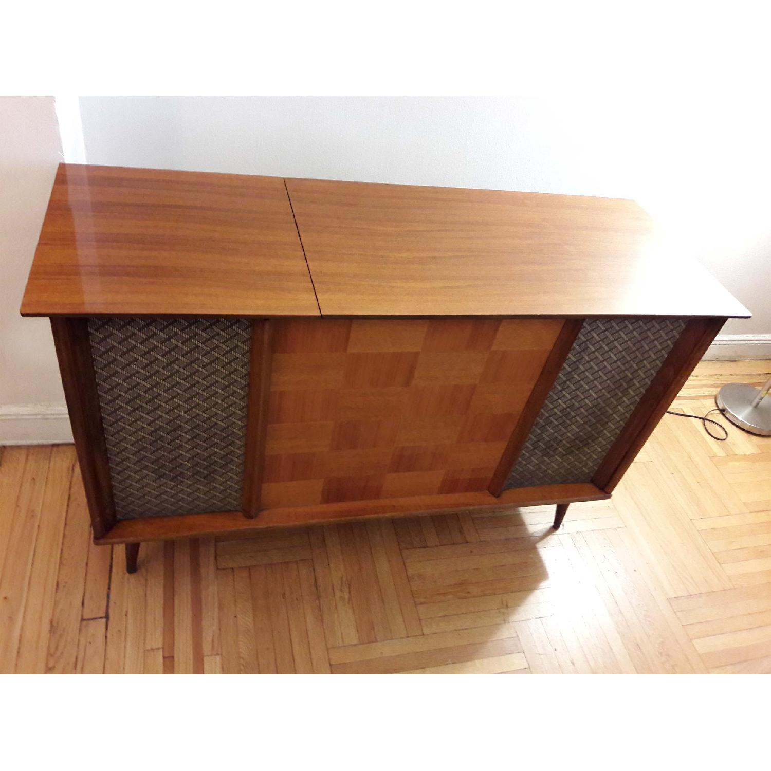 Mid-Century Modern 2 Toned Stereo & Record Player Console - image-2