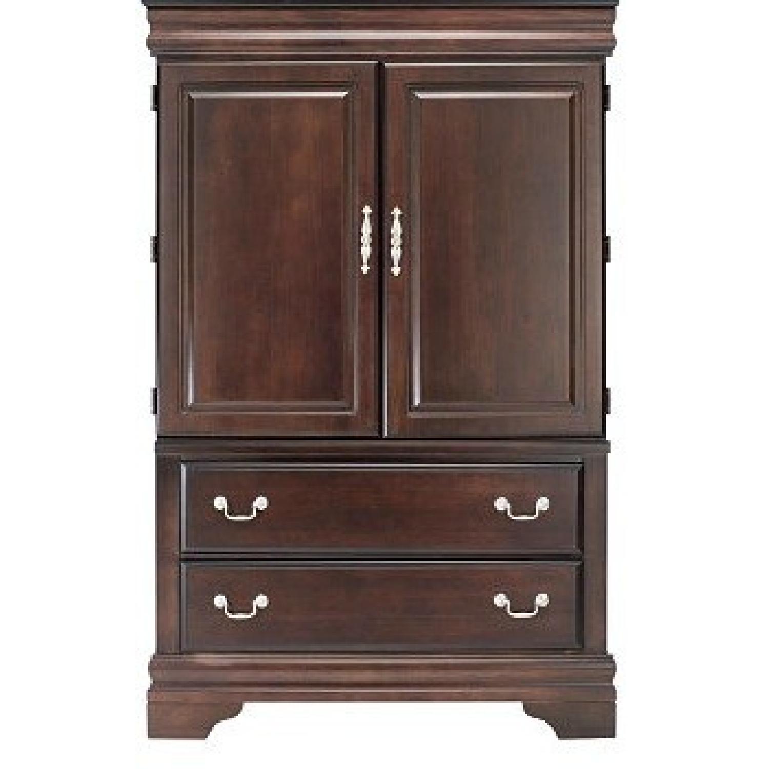 Raymour & Flanigan 5 Piece Queen Size Pierre Bedroom Set AptDeco