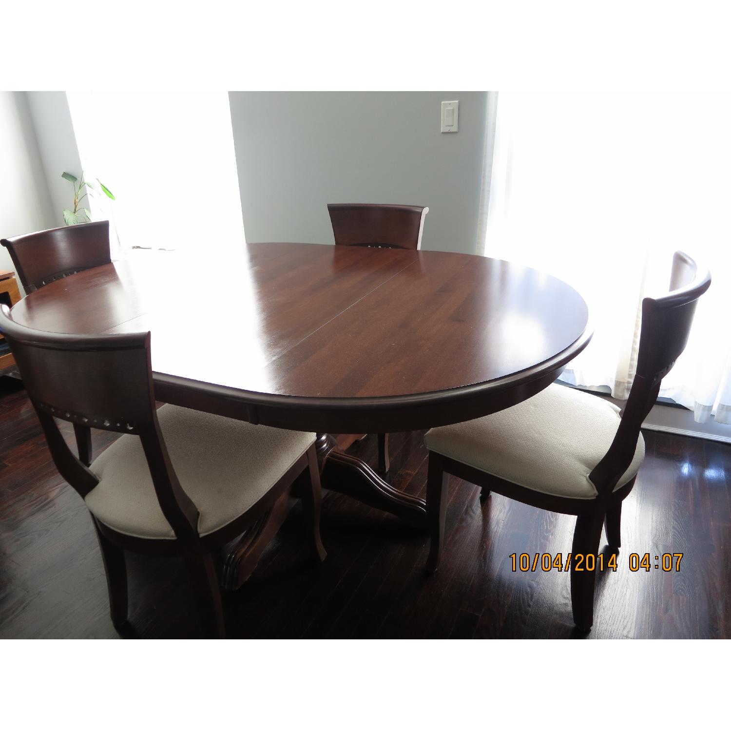 Canadel Round Extendable Dining Room Table w/ 4 Chairs - image-8