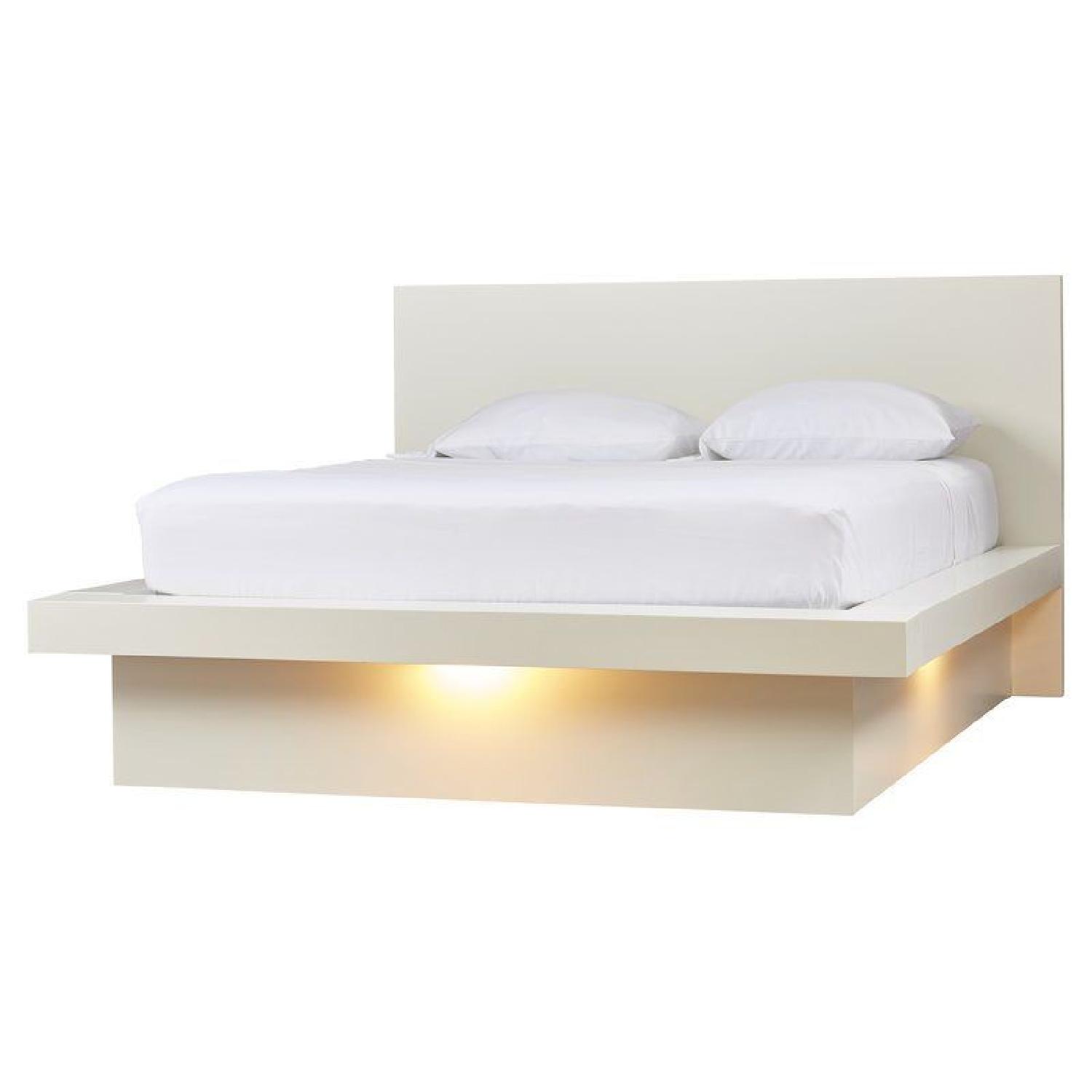 Wade Logan Ben Platform Bed w/ Rail Seating AptDeco