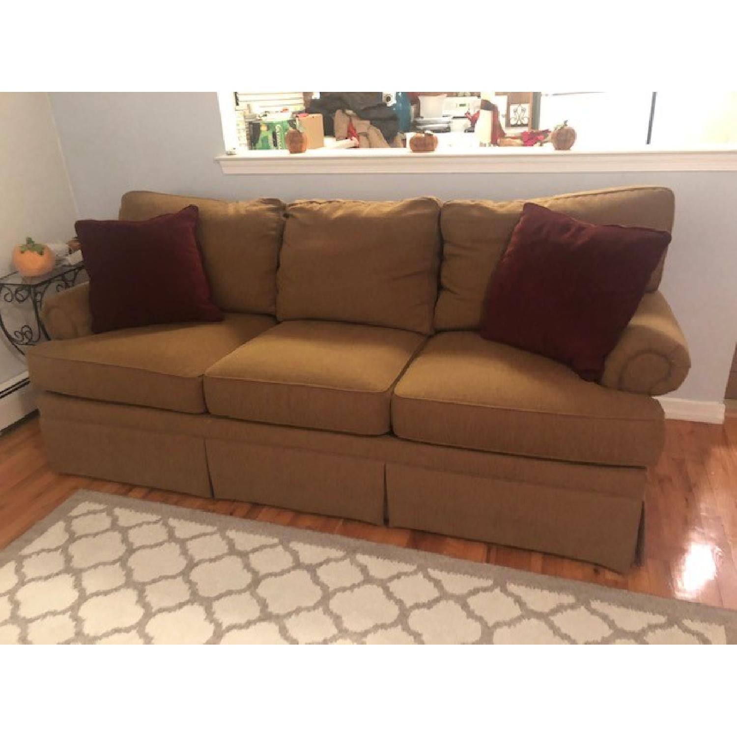 Thomasville Traditional Sofa AptDeco