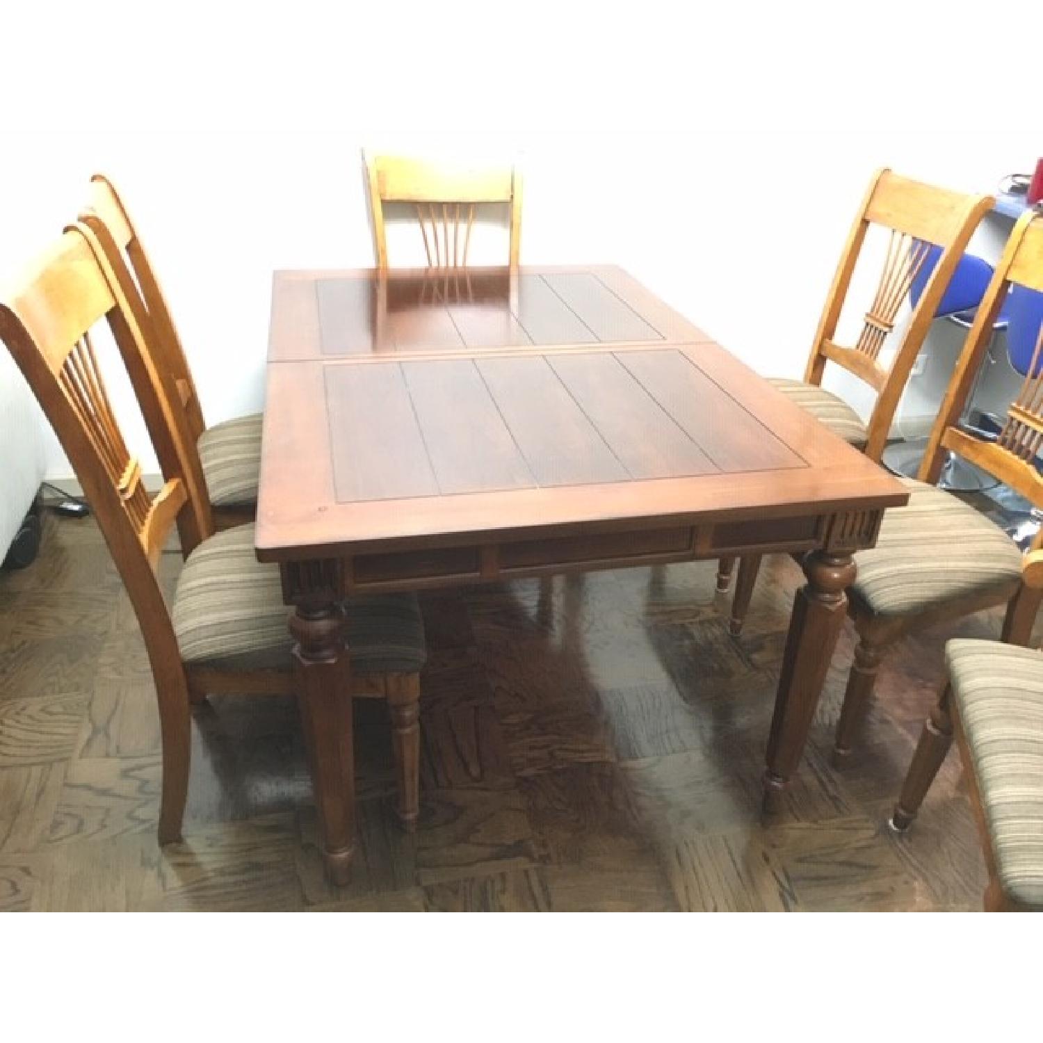 Raymour & Flanigan Solid Wood Dining Table w/ 6 Chairs AptDeco