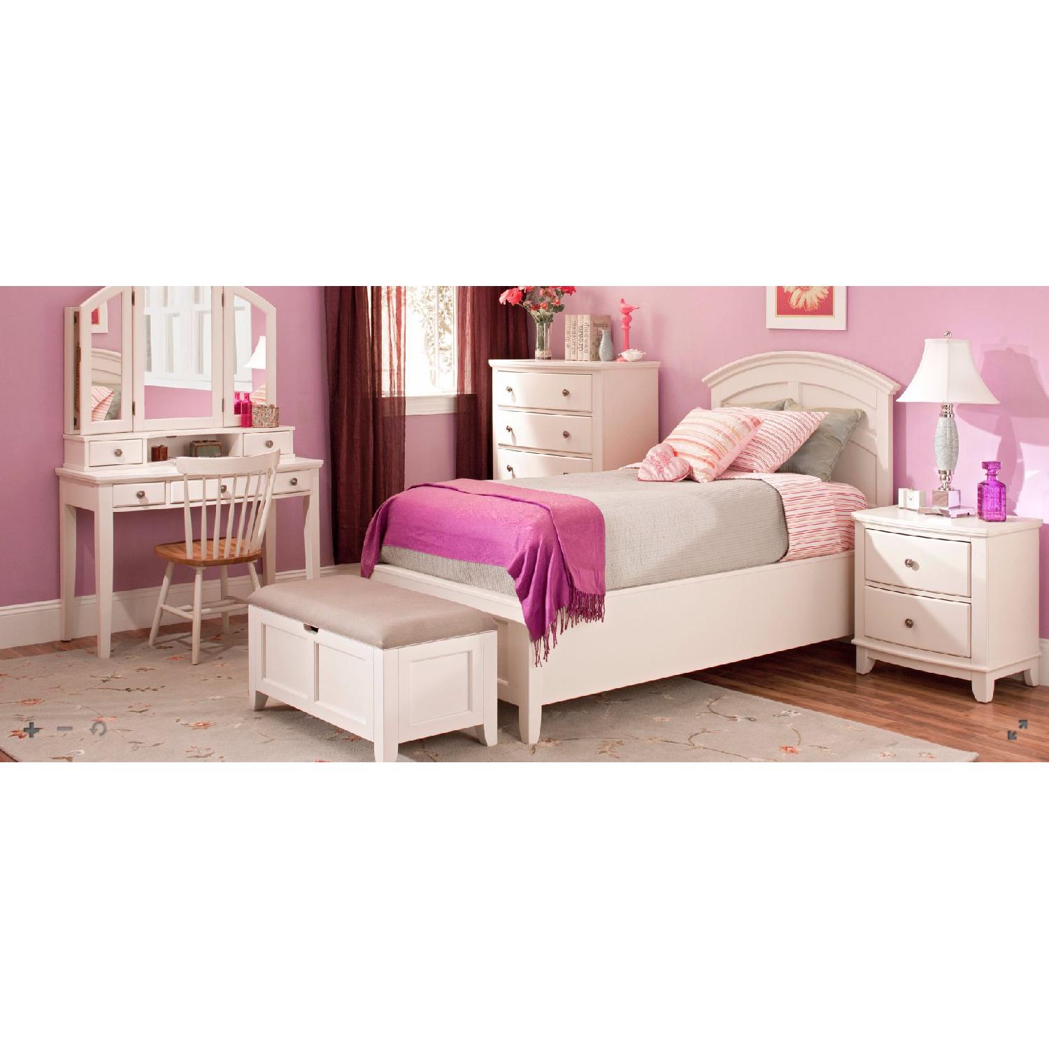 Raymour & Flanigan Kylie Vanity Desk w/ TriView Mirror AptDeco