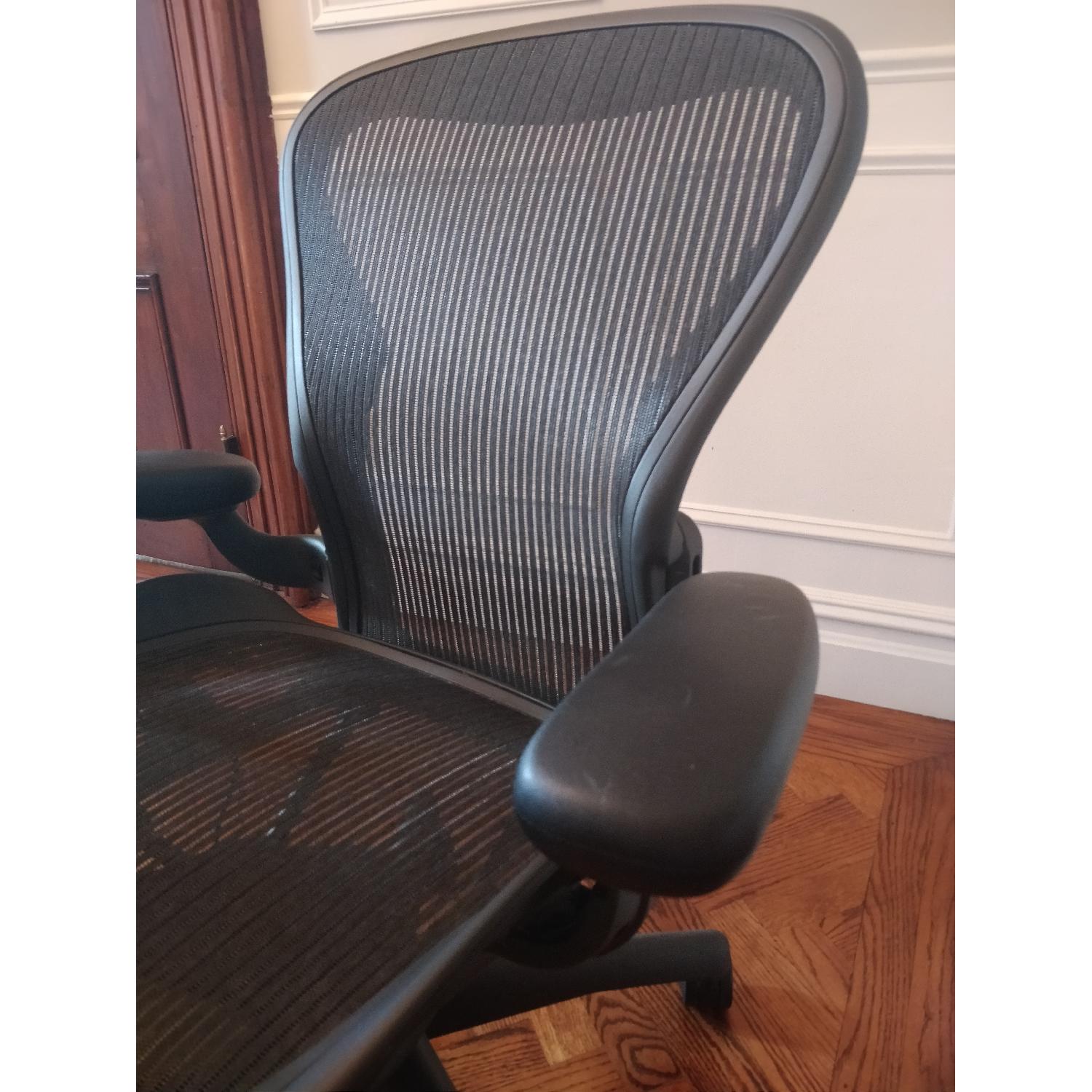Herman Miller Aeron Chair - image-4