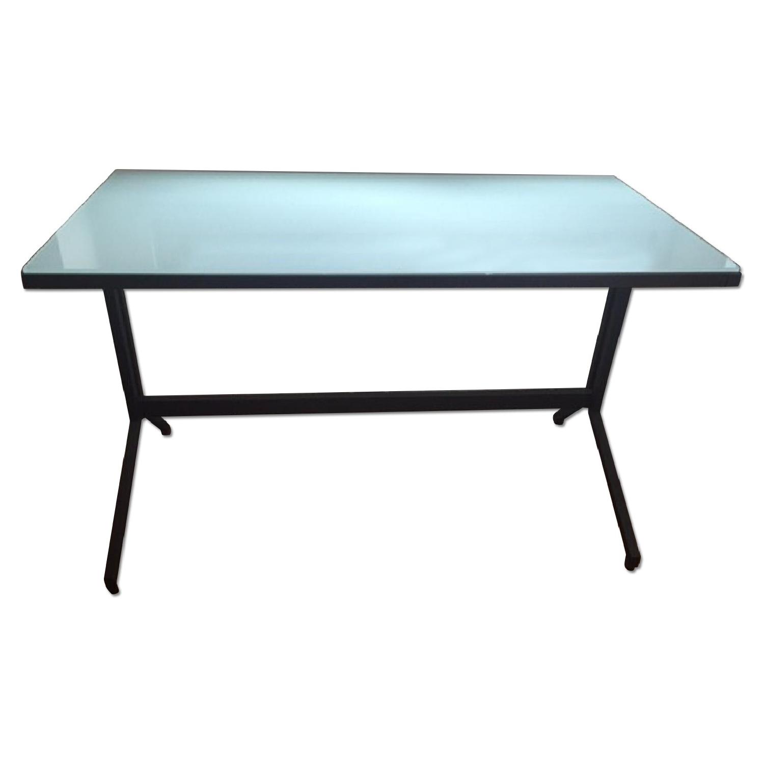 Crate & Barrel ガラス デスク Crate & Barrel Tempered Glass w/ Gray Metal Frame Desk - AptDeco