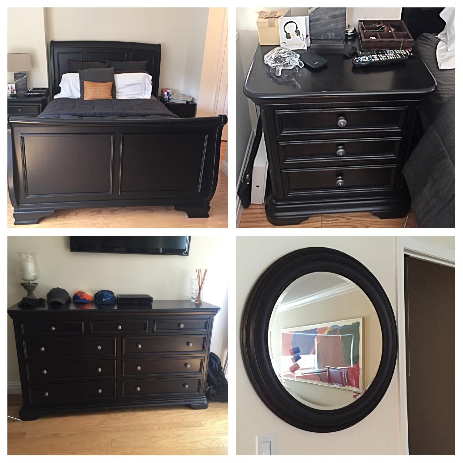 Raymour & Flanigan Queen Size Bedroom Set - image-3