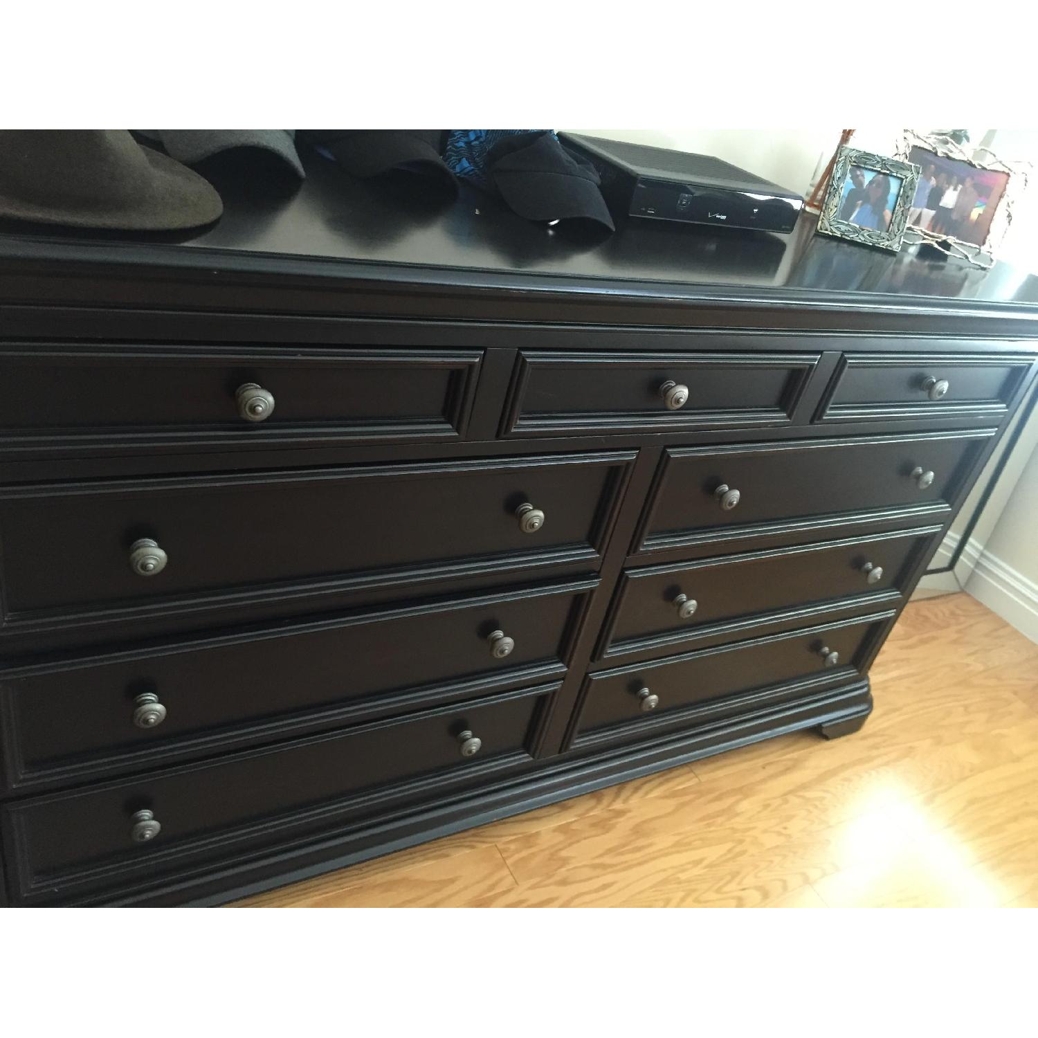 Raymour & Flanigan Queen Size Bedroom Set - image-5