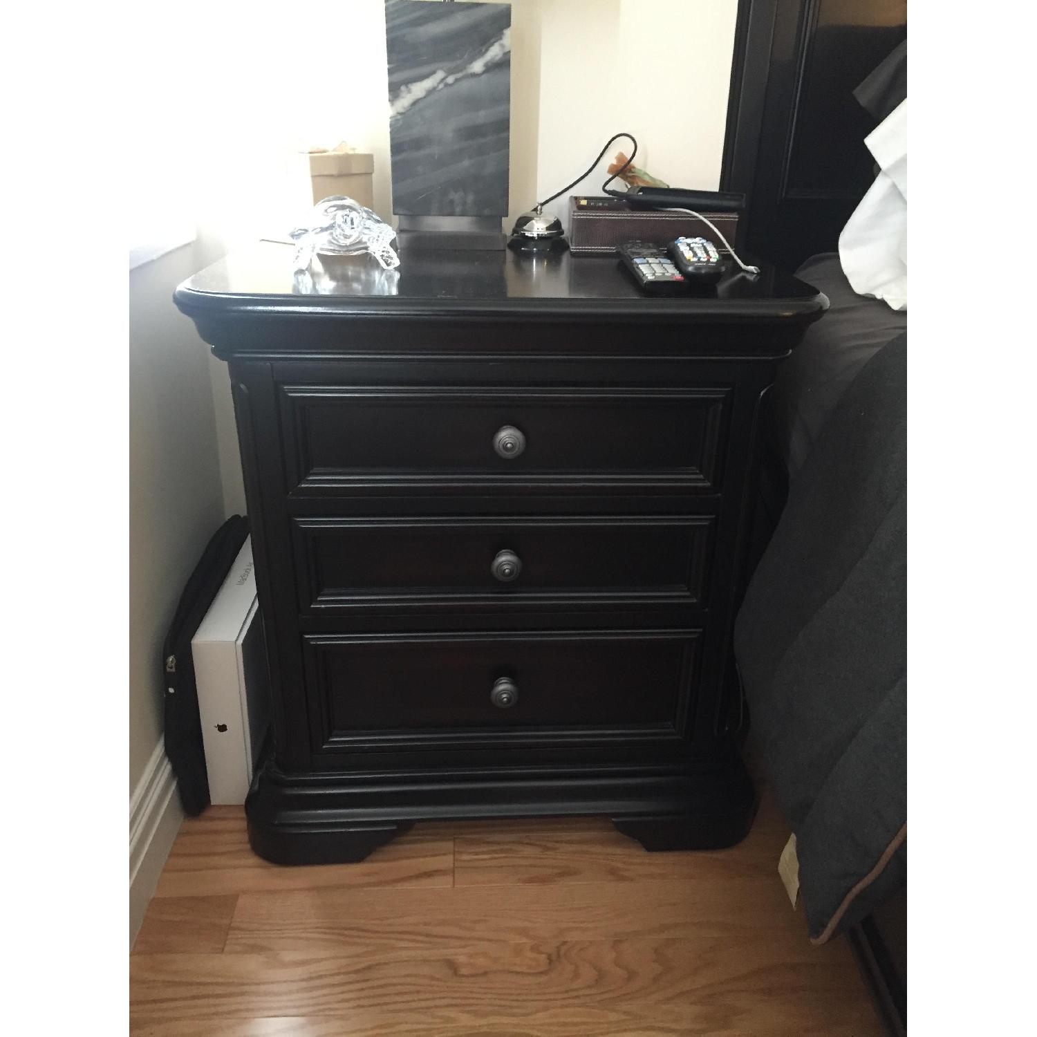 Raymour & Flanigan Queen Size Bedroom Set - image-8