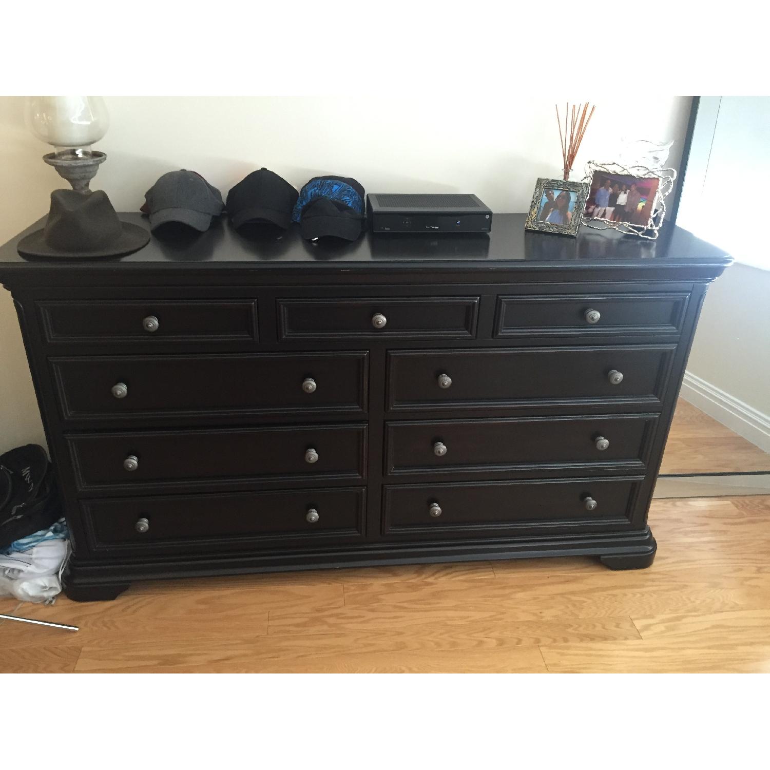 Raymour & Flanigan Queen Size Bedroom Set - image-9