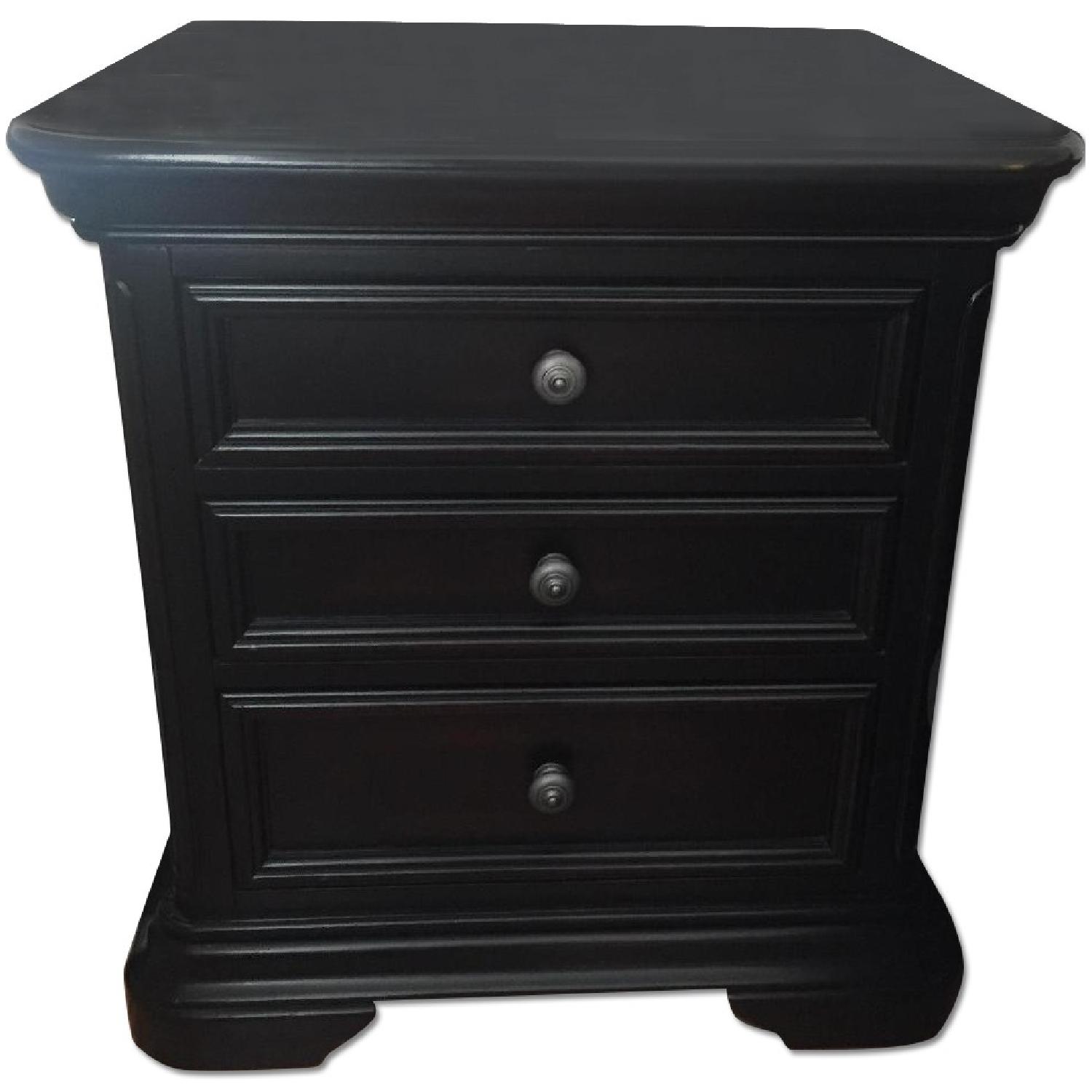 Raymour & Flanigan Queen Size Bedroom Set - image-12