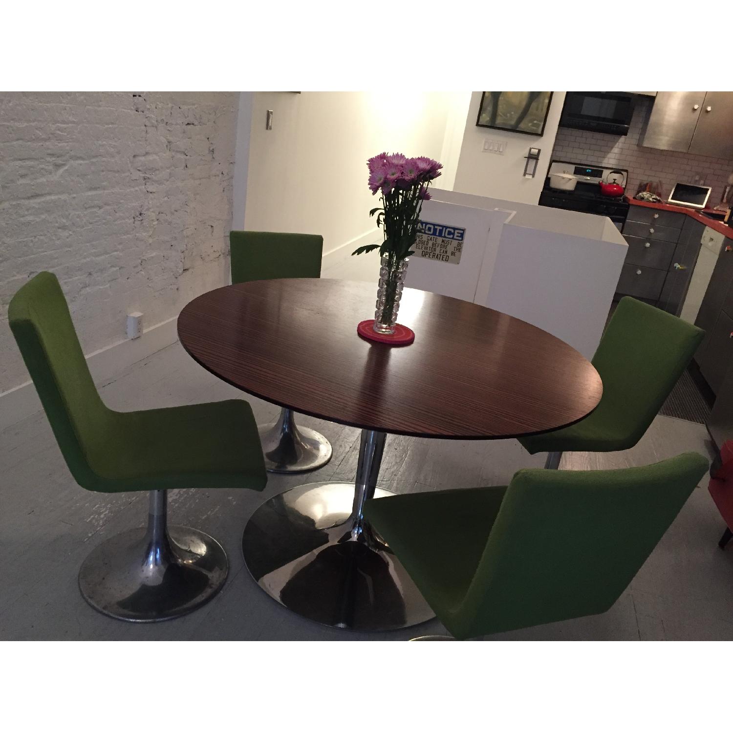 Calligaris Pedestal Table w/ 4 Chairs - AptDeco