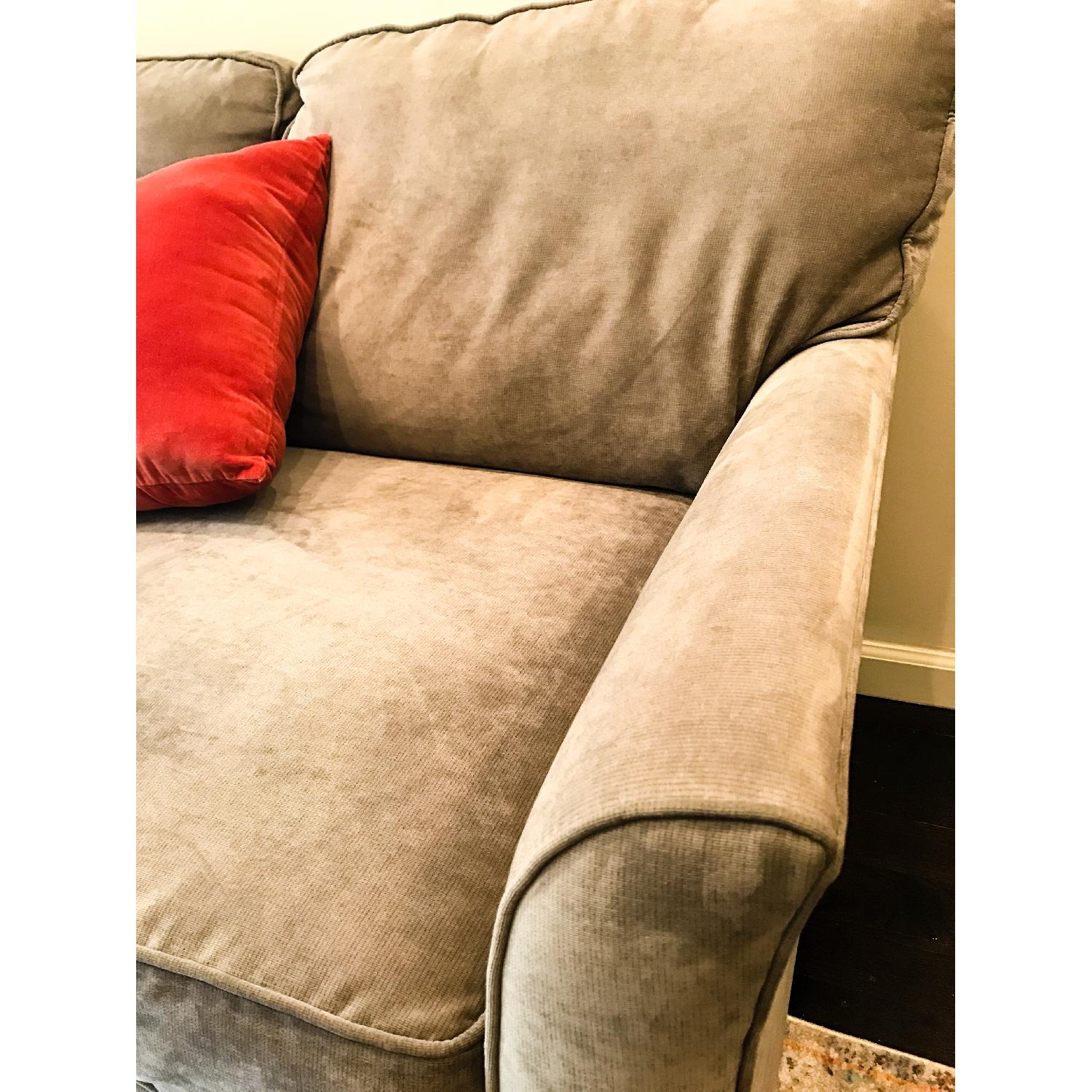 Broyhill Perspectives Sofa - image-7