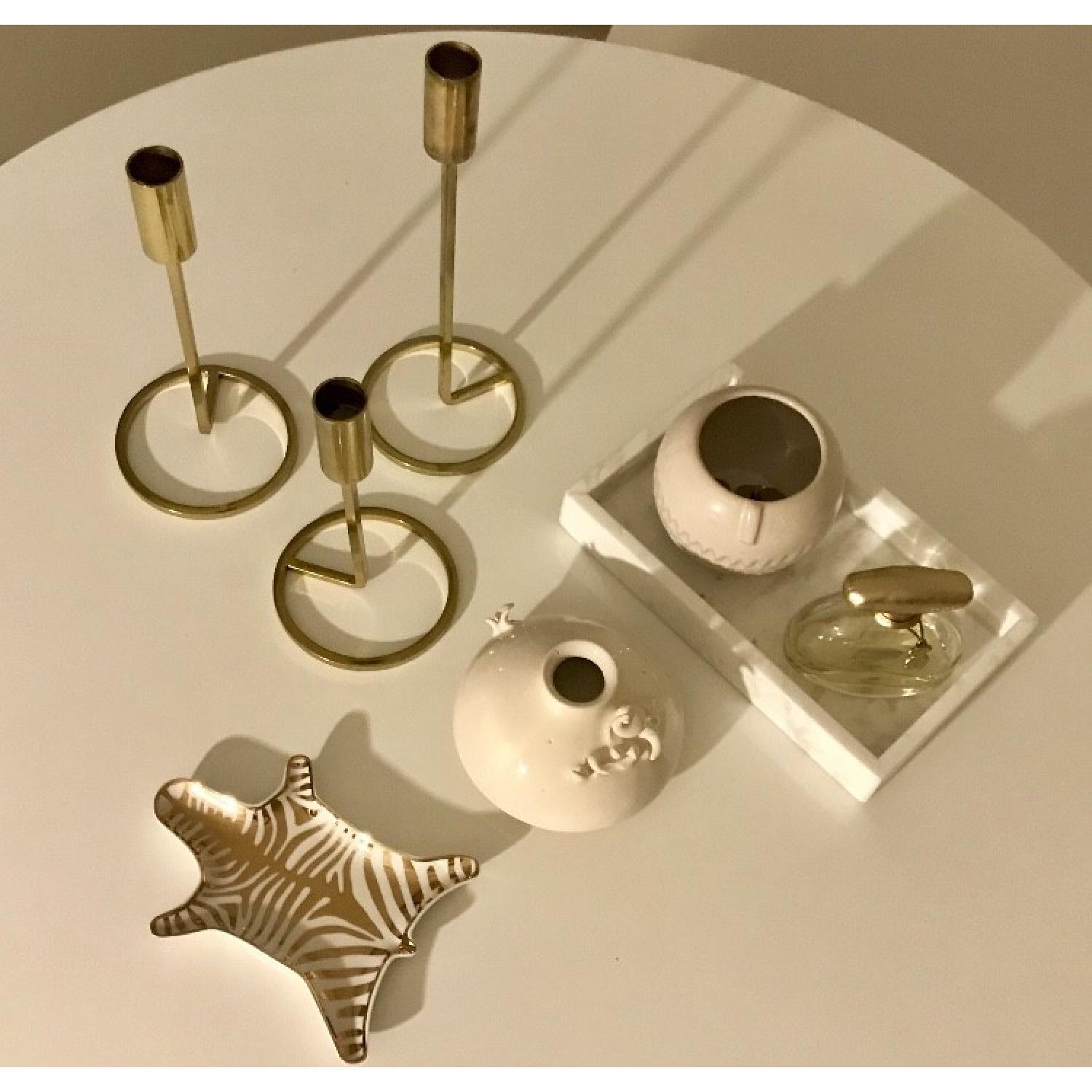 Sit Down New York White Round Table - image-2