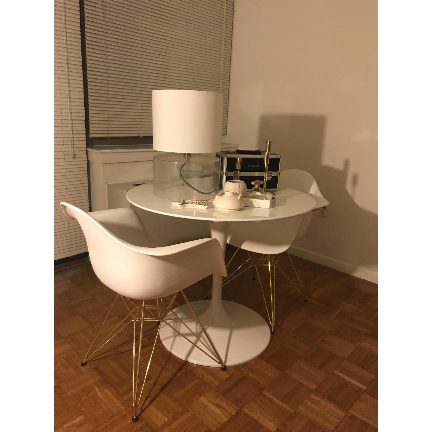 Sit Down New York White Round Table - image-3