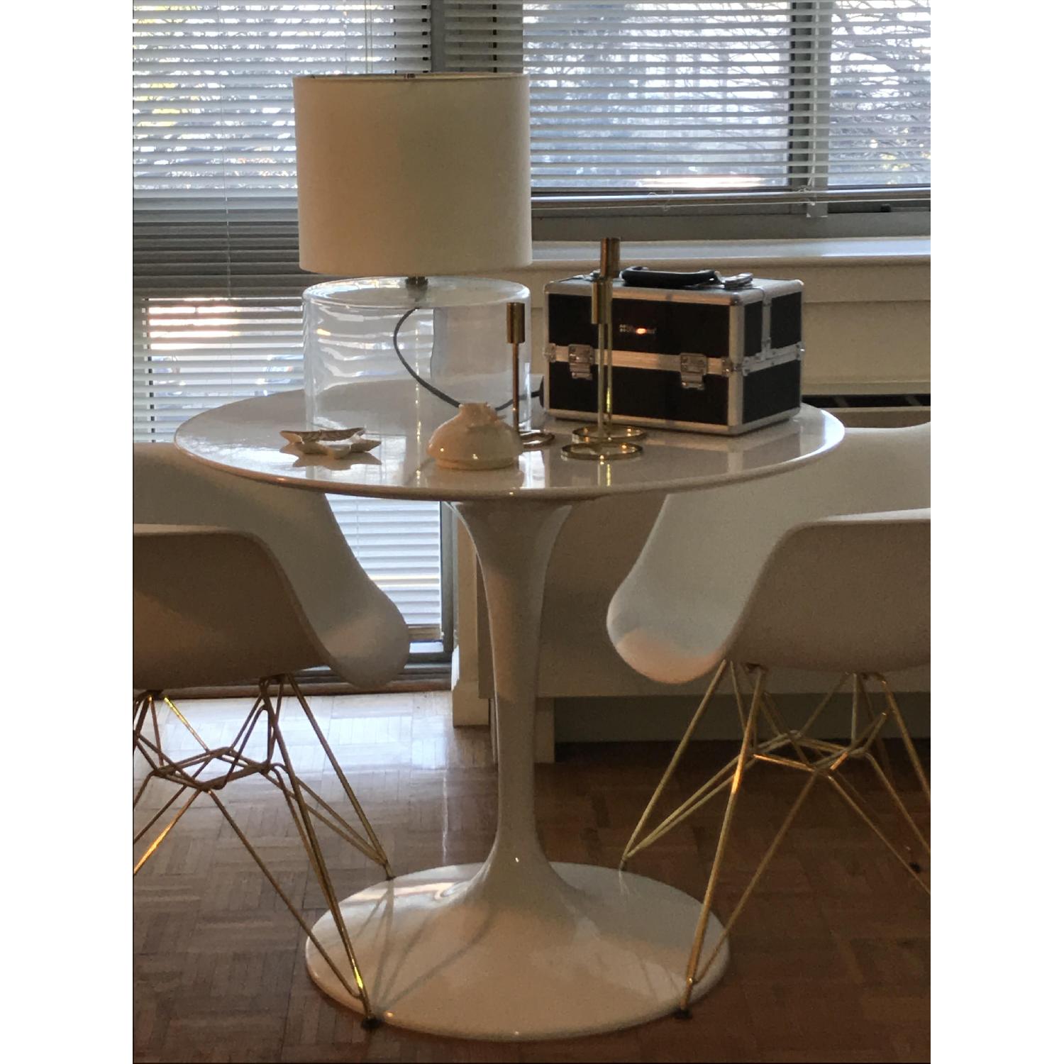 Sit Down New York White Round Table - image-4