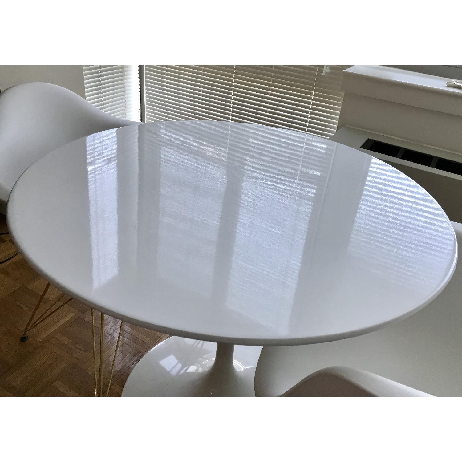 Sit Down New York White Round Table - image-5