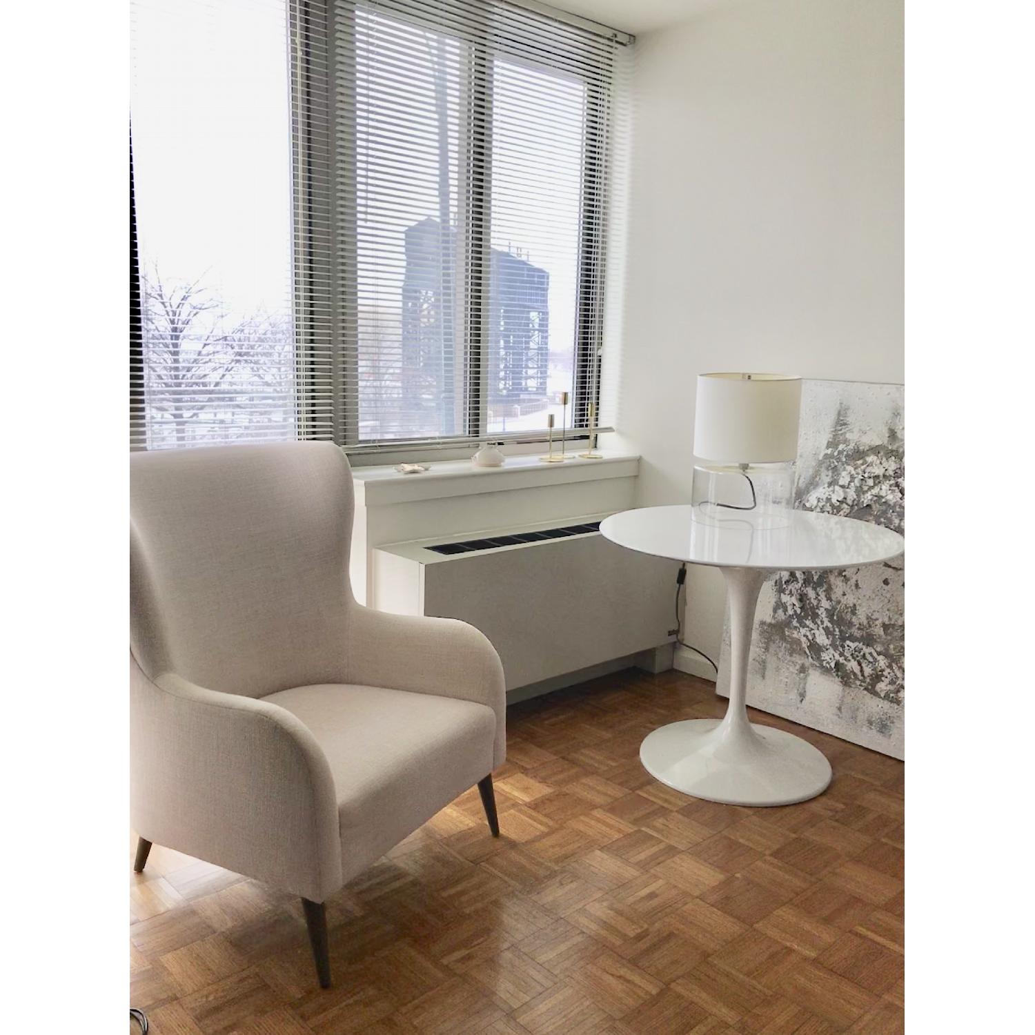 Sit Down New York White Round Table - image-6