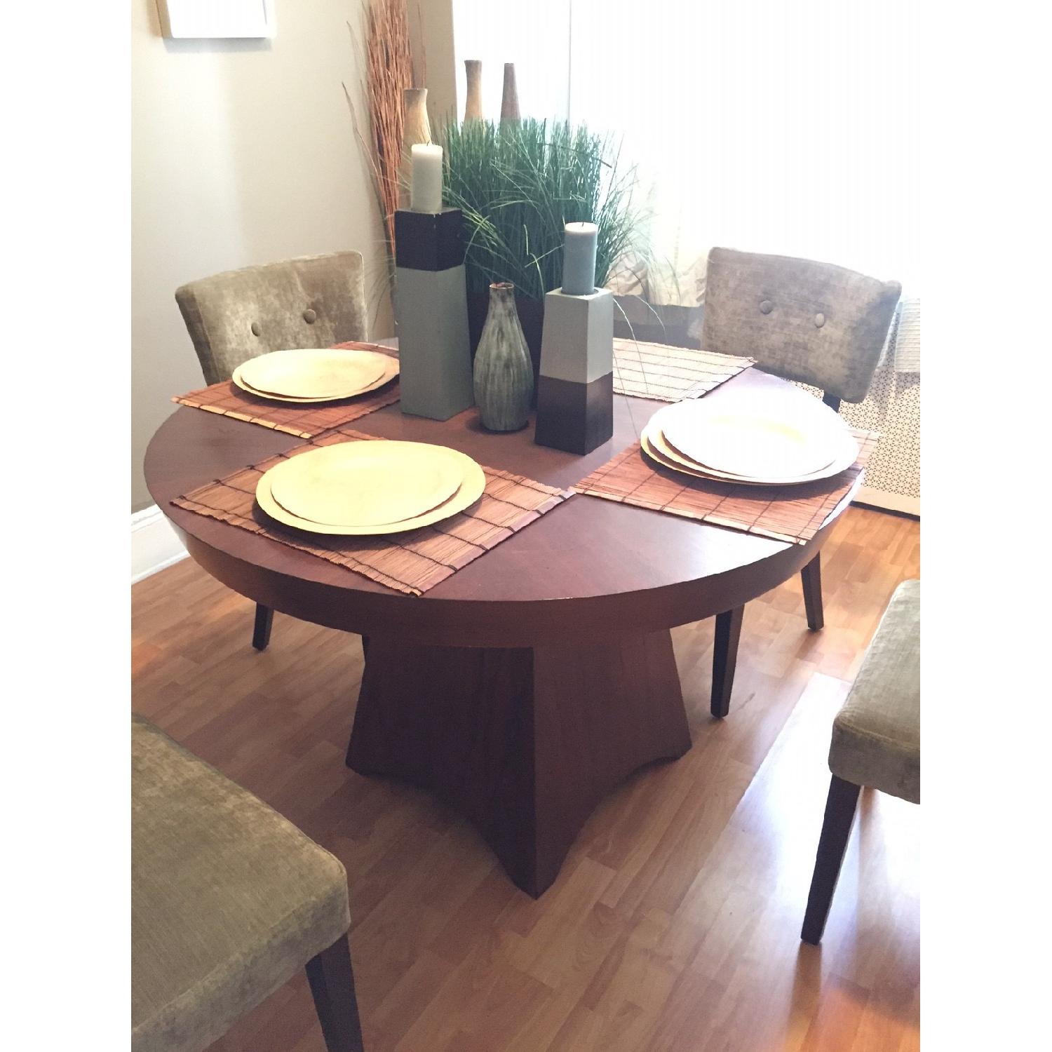 Pier 1 Round Dining Table w/ 4 Chairs AptDeco