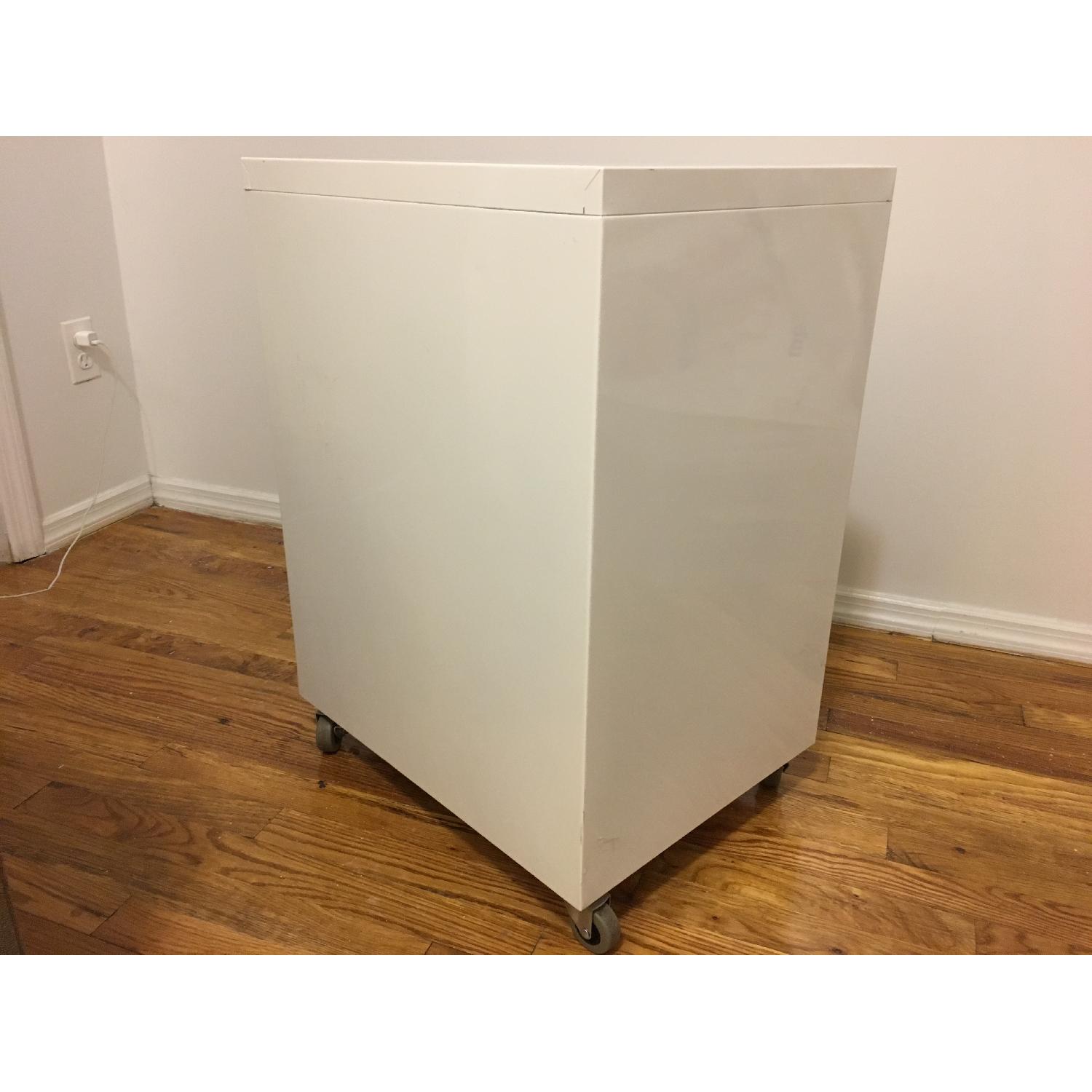 CB2 TPS Filing in White AptDeco