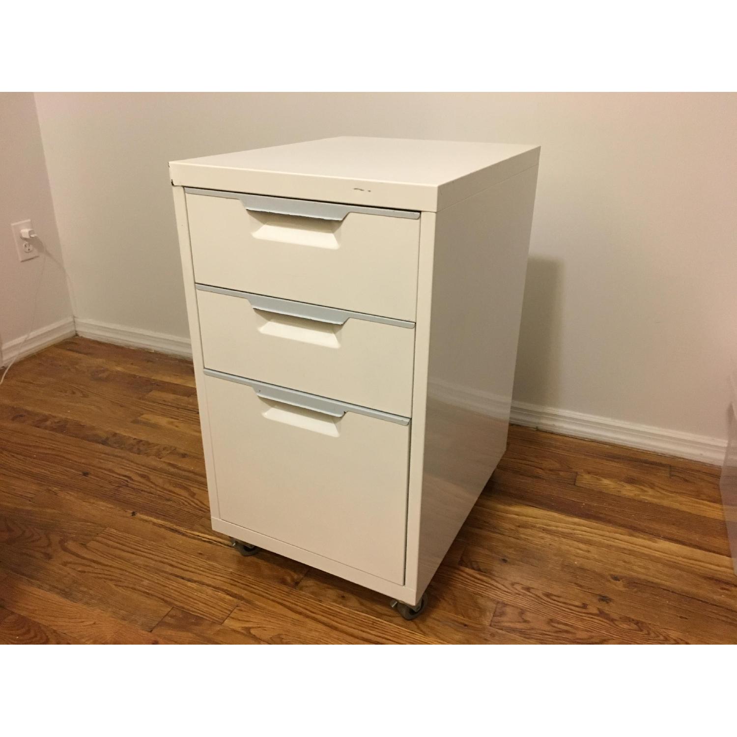 CB2 TPS Filing in White AptDeco