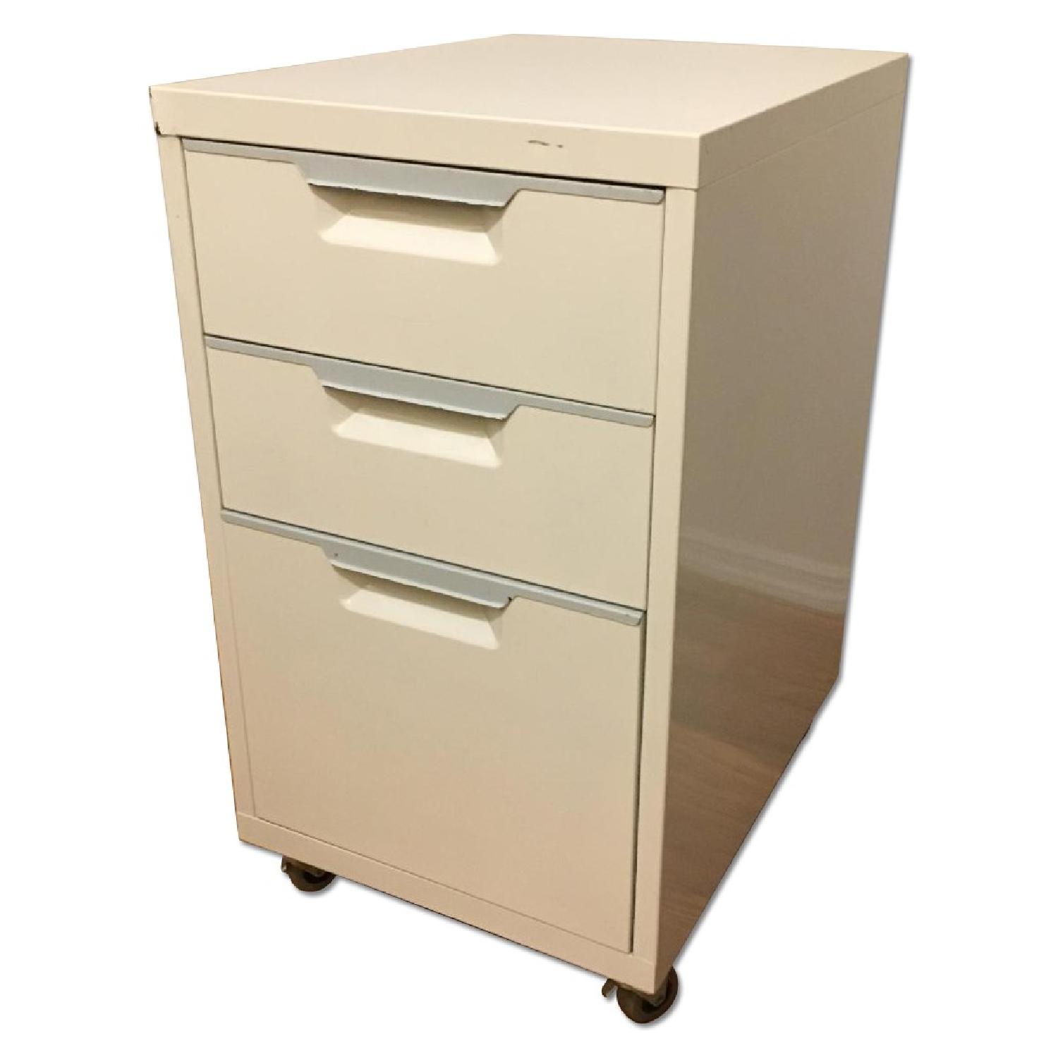 CB2 TPS Filing in White AptDeco