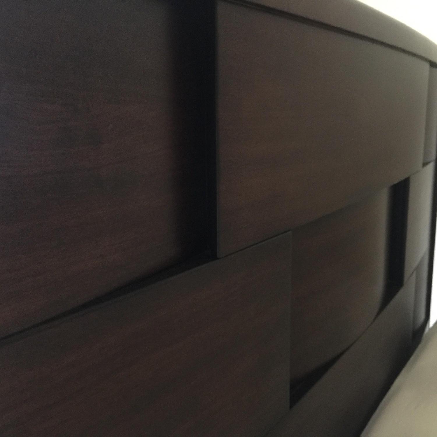 Raymour & Flanigan 3 Piece Saratoga Queen Bedroom Set - image-17