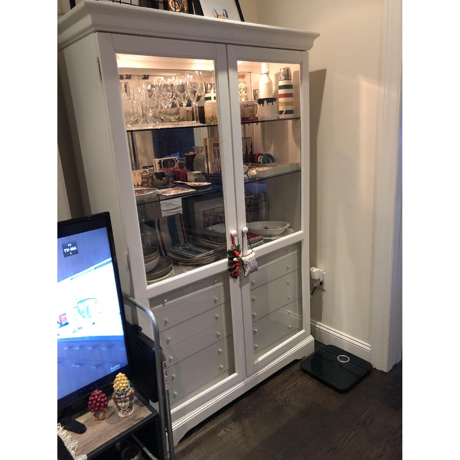 White Farmhouse China AptDeco